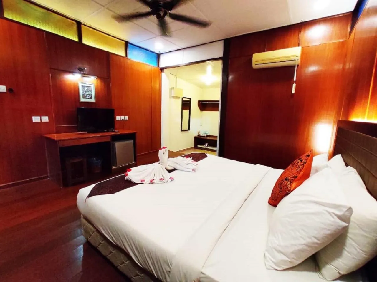 Bed in Adina Drive In Motel