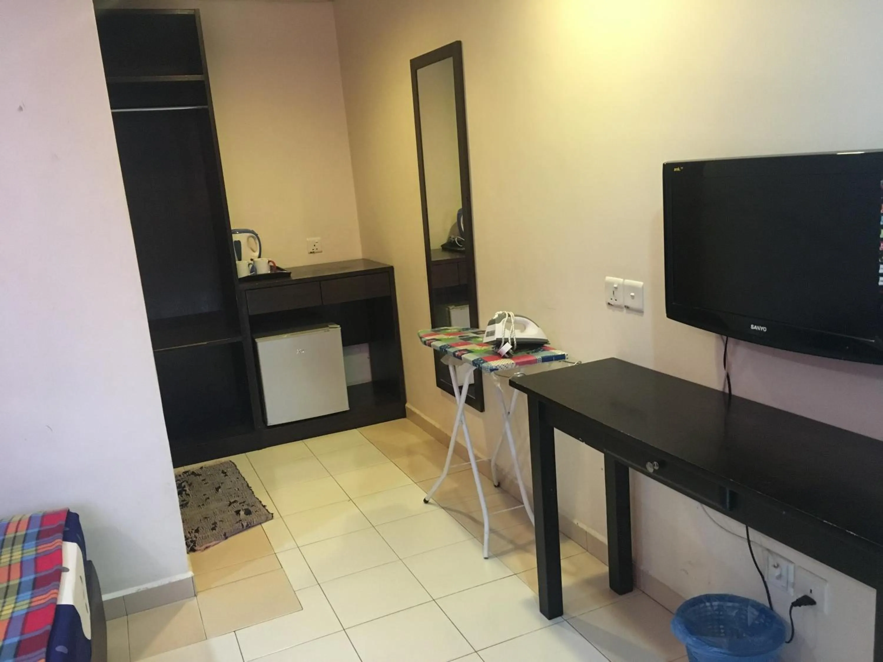 Adina Drive In Motel