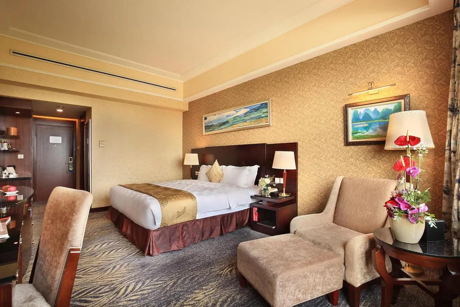 Photo of the whole room, Bed in Lijiang Waterfall Hotel Guilin Photo of the whole room, Bed in Lijiang Waterfall Hotel Guilin