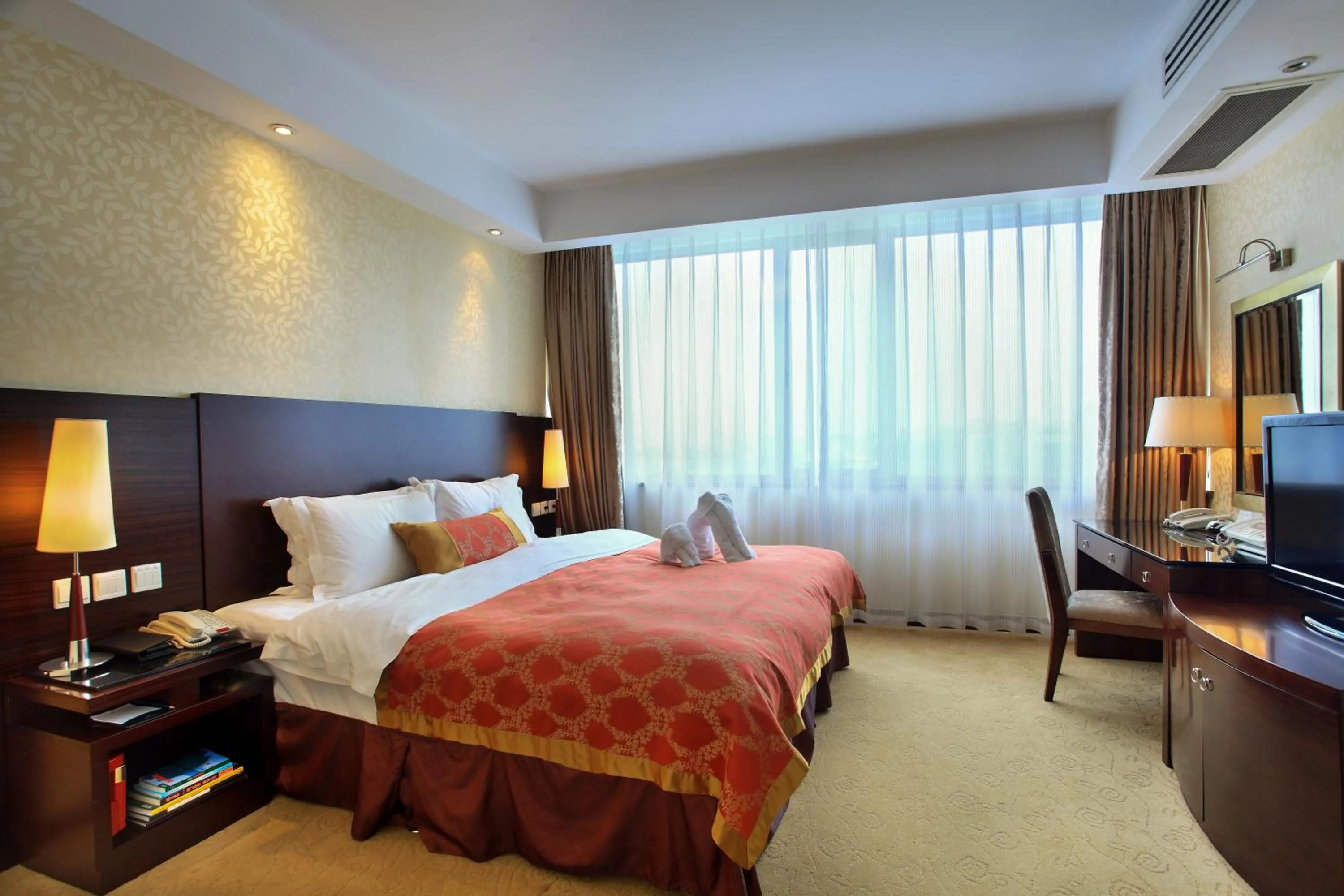 Photo of the whole room, Bed in Lijiang Waterfall Hotel Guilin