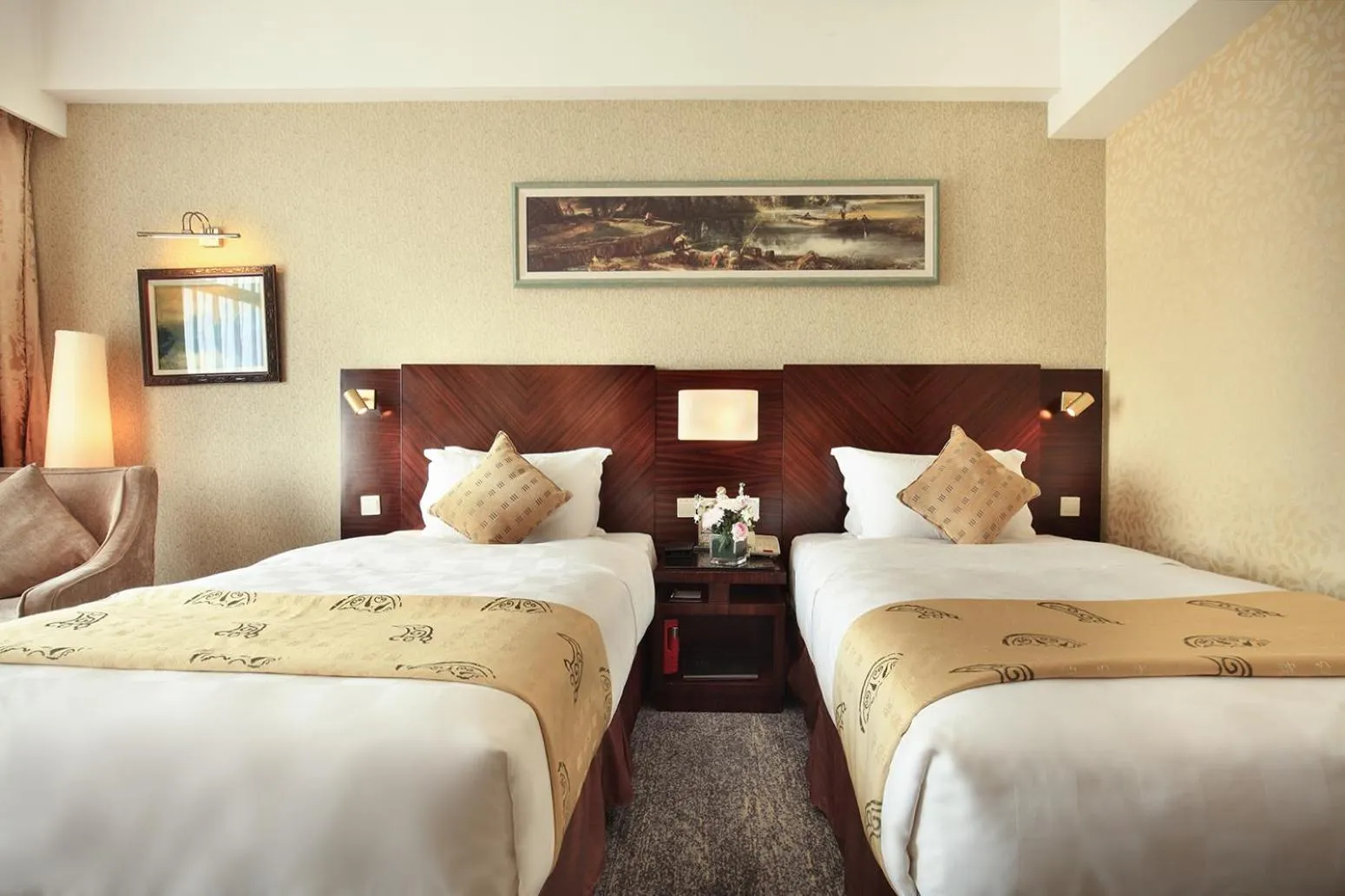 Photo of the whole room, Bed in Lijiang Waterfall Hotel Guilin