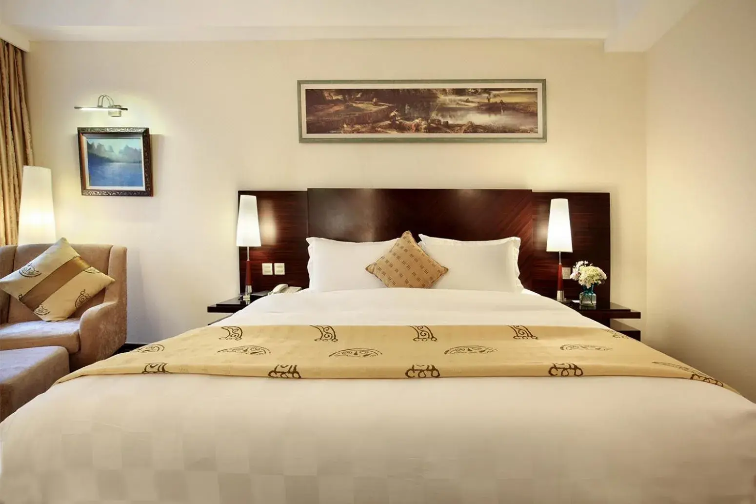 Photo of the whole room, Bed in Lijiang Waterfall Hotel Guilin Photo of the whole room, Bed in Lijiang Waterfall Hotel Guilin