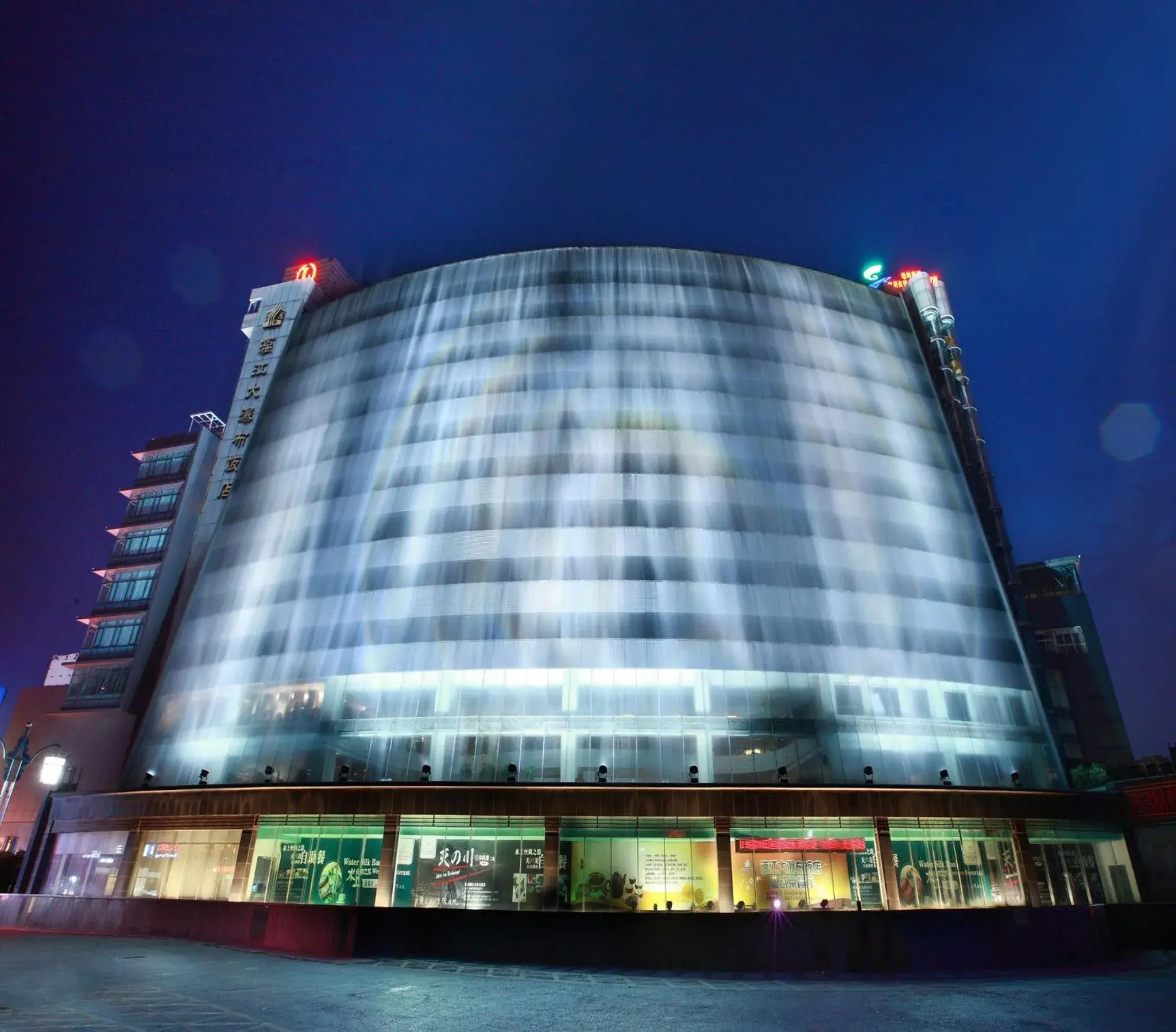 Facade/entrance in Lijiang Waterfall Hotel Guilin Facade/entrance in Lijiang Waterfall Hotel Guilin