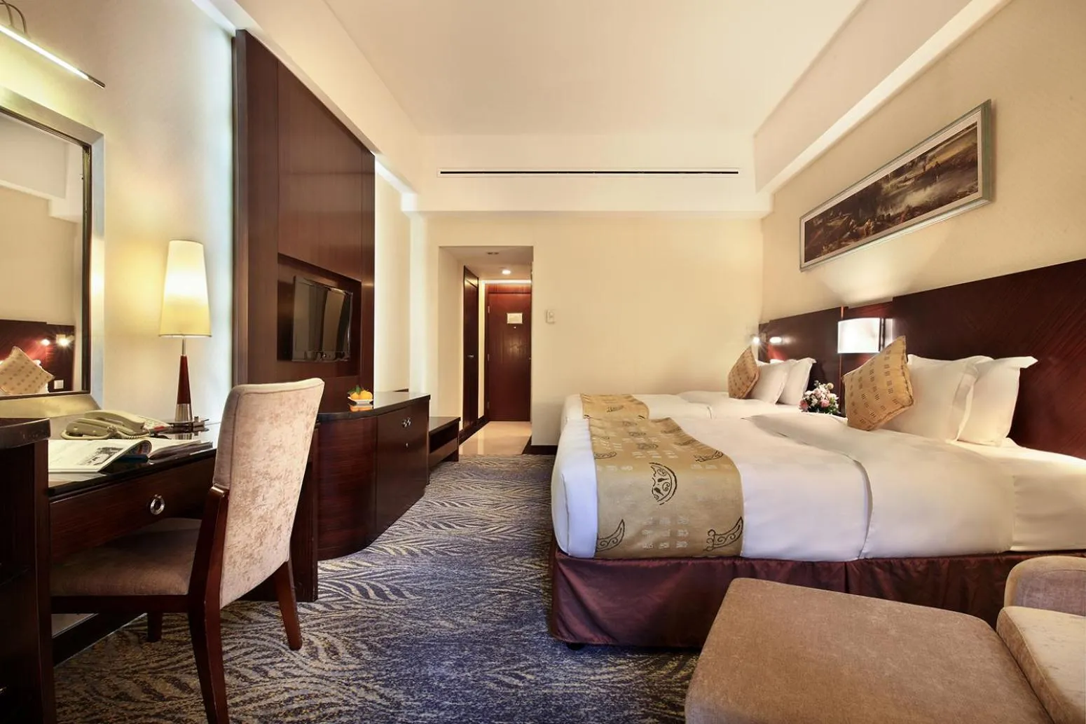 Photo of the whole room, Bed in Lijiang Waterfall Hotel Guilin