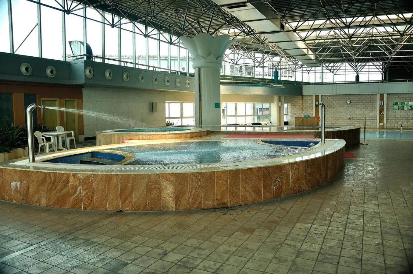 Swimming pool in Lijiang Waterfall Hotel Guilin Swimming pool in Lijiang Waterfall Hotel Guilin