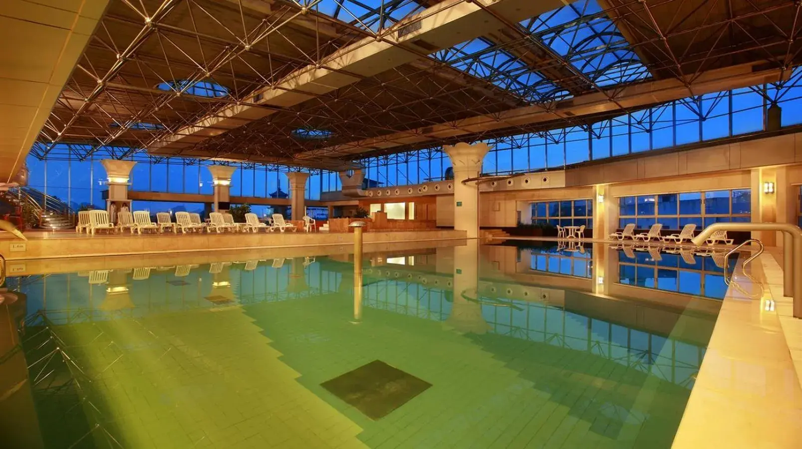 Swimming pool in Lijiang Waterfall Hotel Guilin Swimming pool in Lijiang Waterfall Hotel Guilin