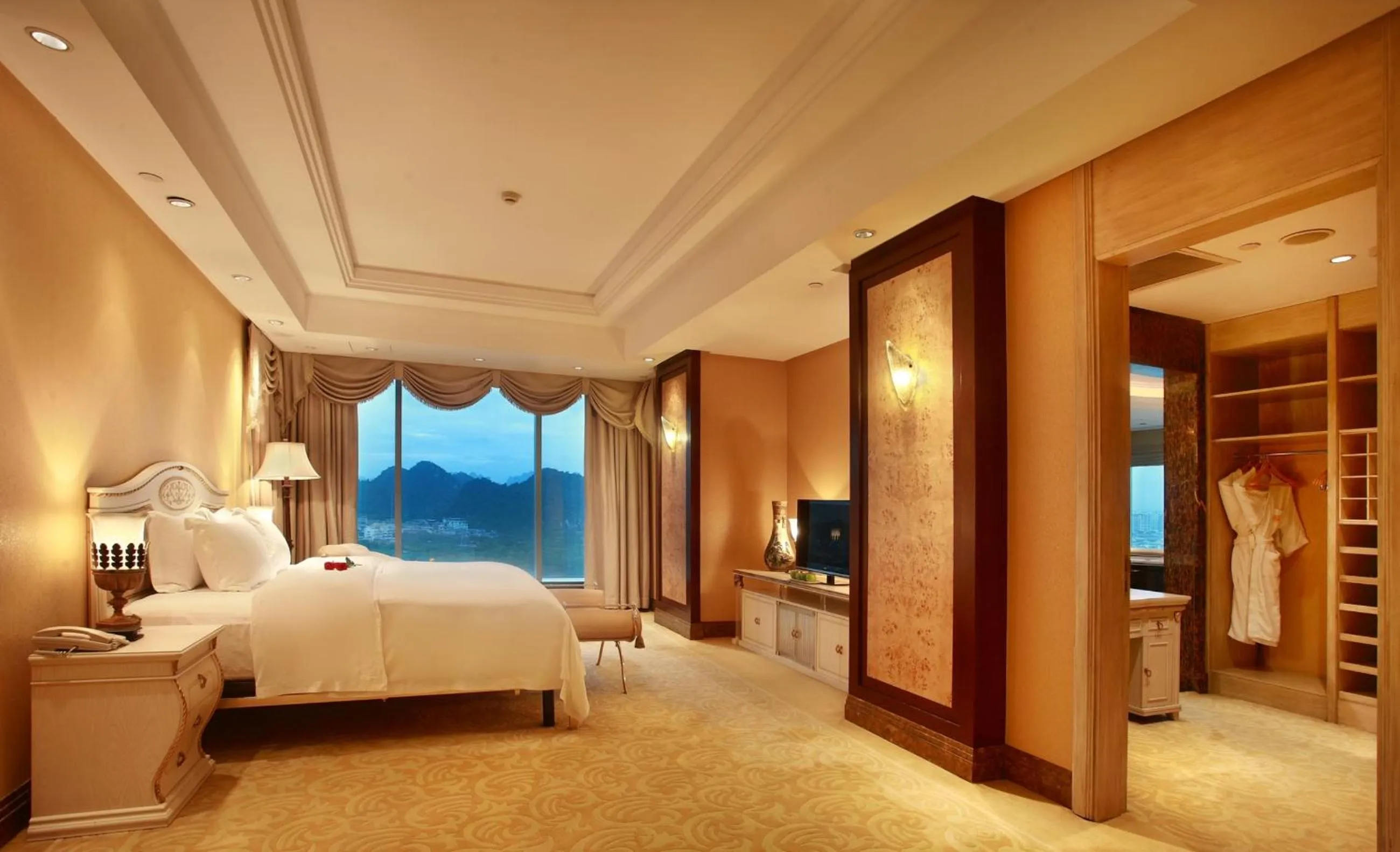 Photo of the whole room, Bed in Lijiang Waterfall Hotel Guilin
