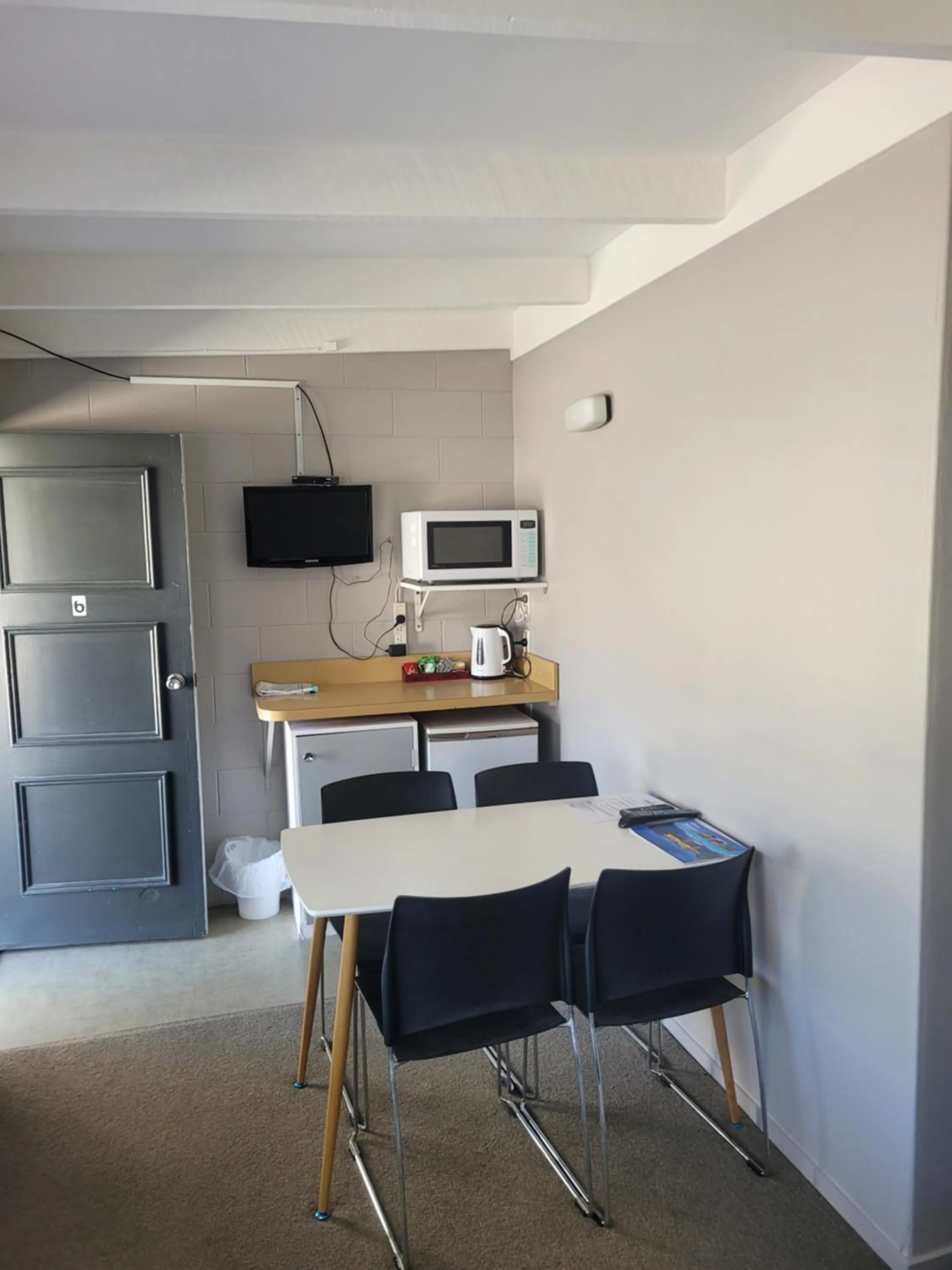 Kitchen or kitchenette in Railway Hotel/Motel Hokitika