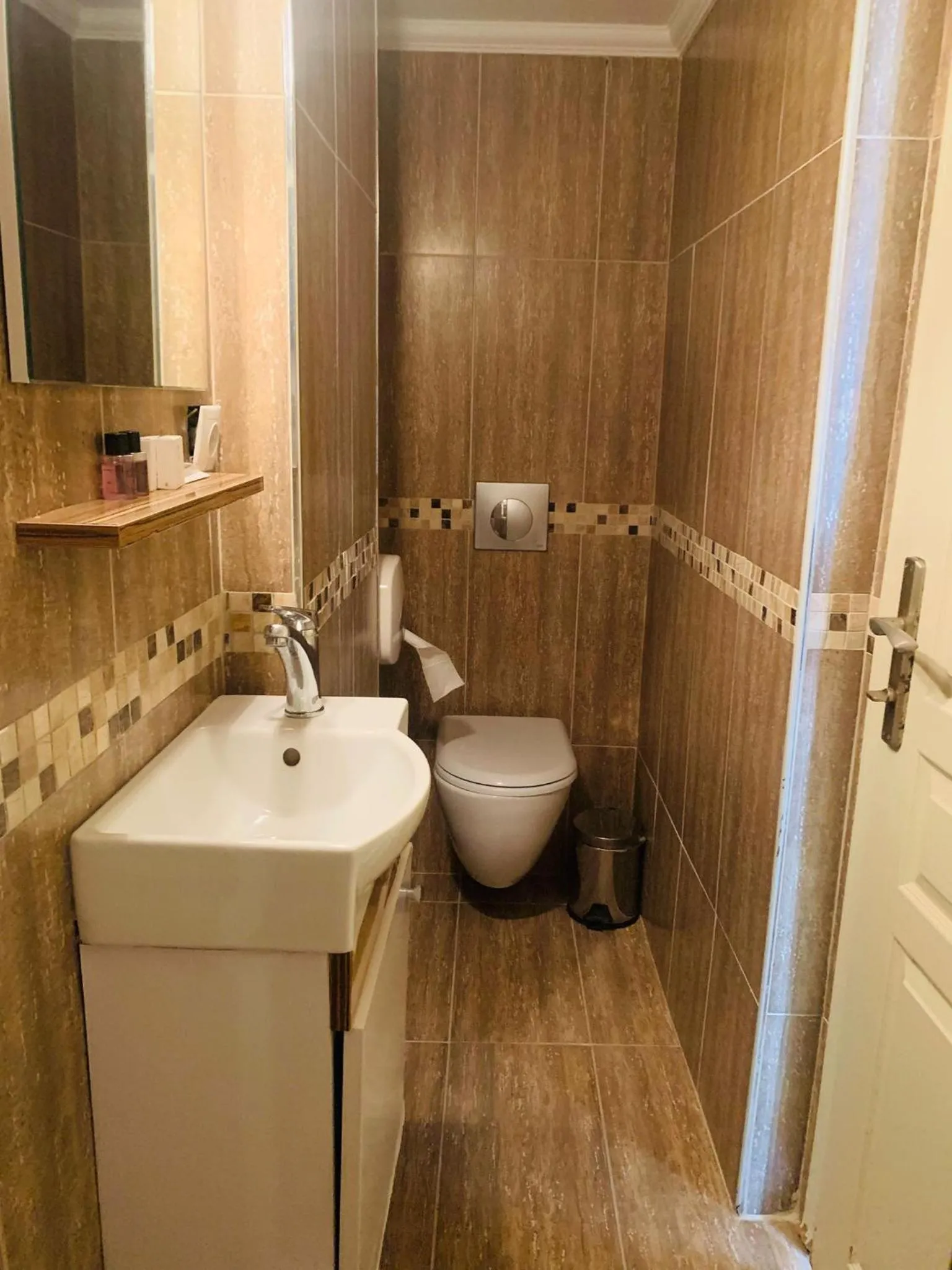 Toilet in Hotel Buhara Family Inn