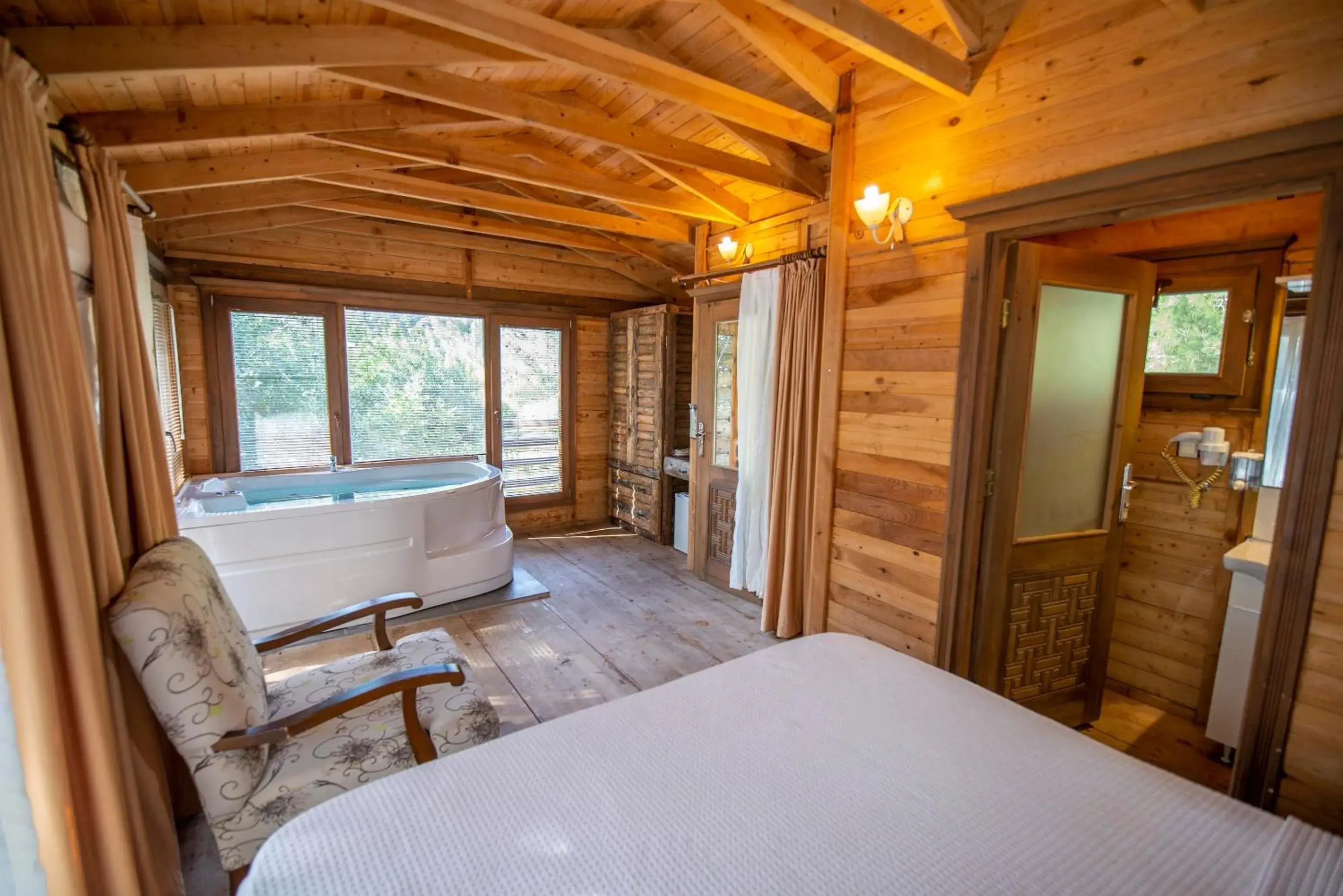 Photo of the whole room, Bed in Sea Valley Lodge Photo of the whole room, Bed in Sea Valley Lodge