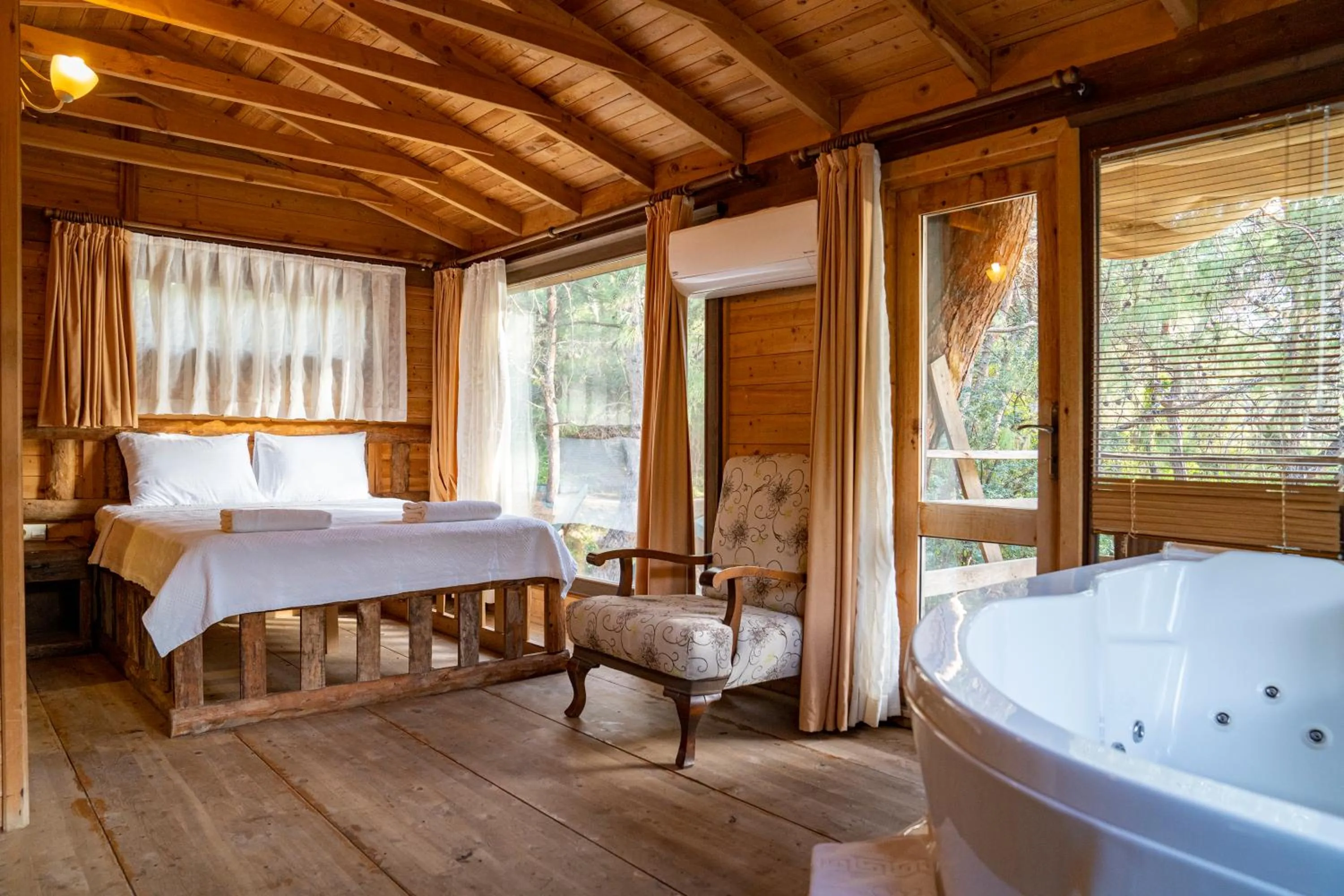 Hot Tub, Bed in Sea Valley Lodge