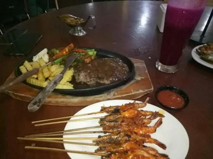 Dinner in Arrys Watukarung Surfcamp