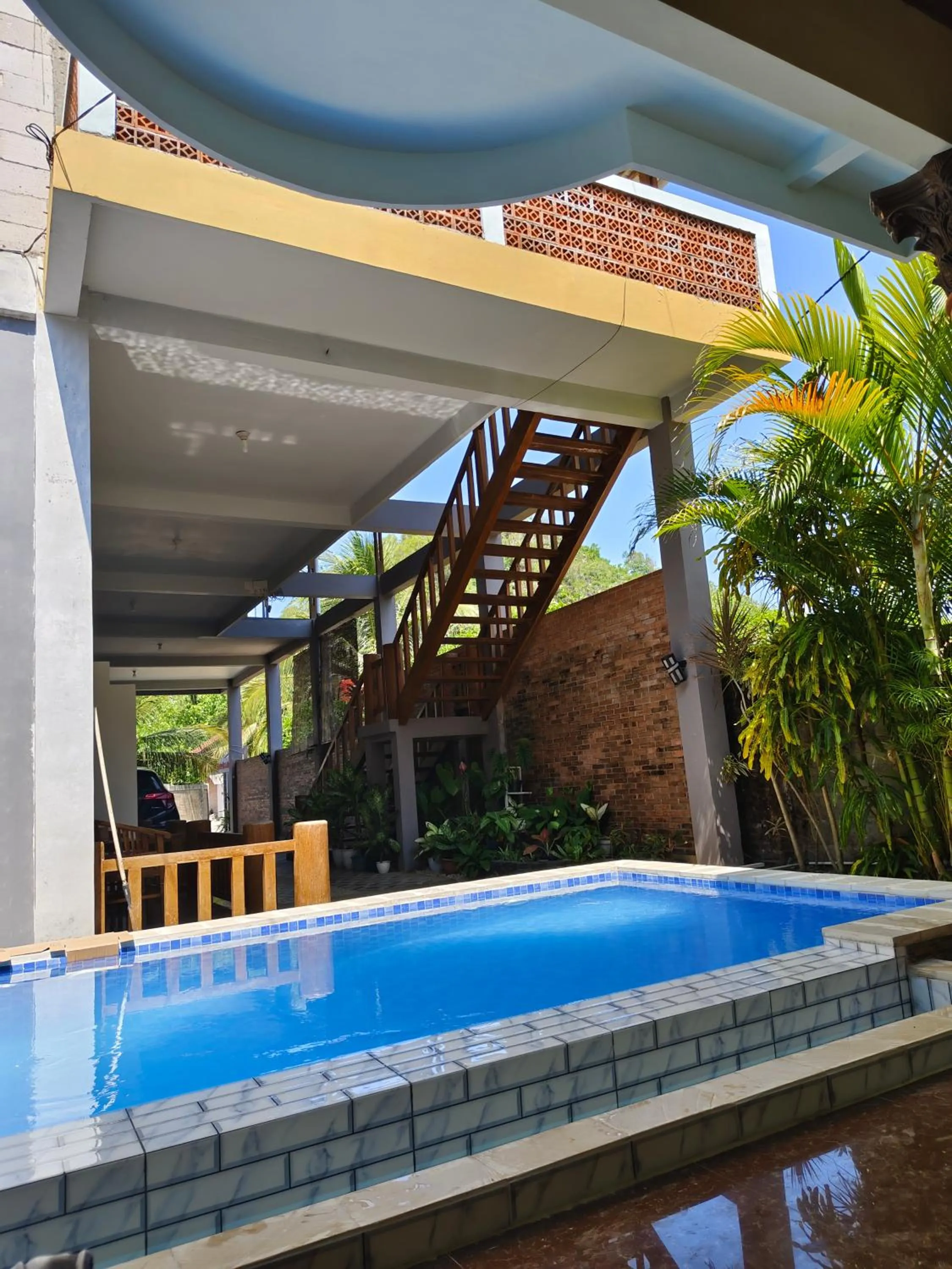 Swimming pool in Arrys Watukarung Surfcamp