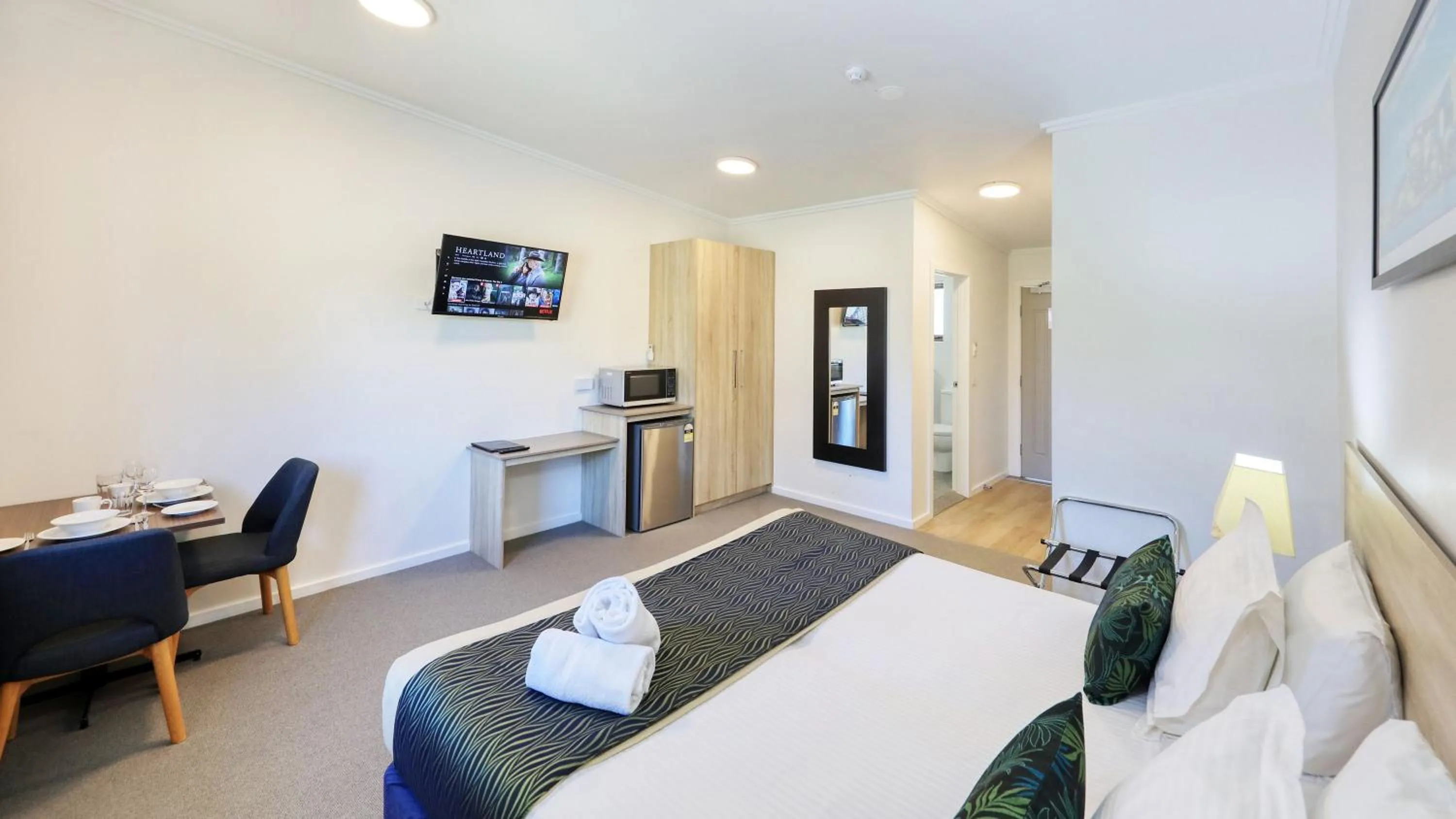 TV and multimedia, Bed in Club Maclean Motel