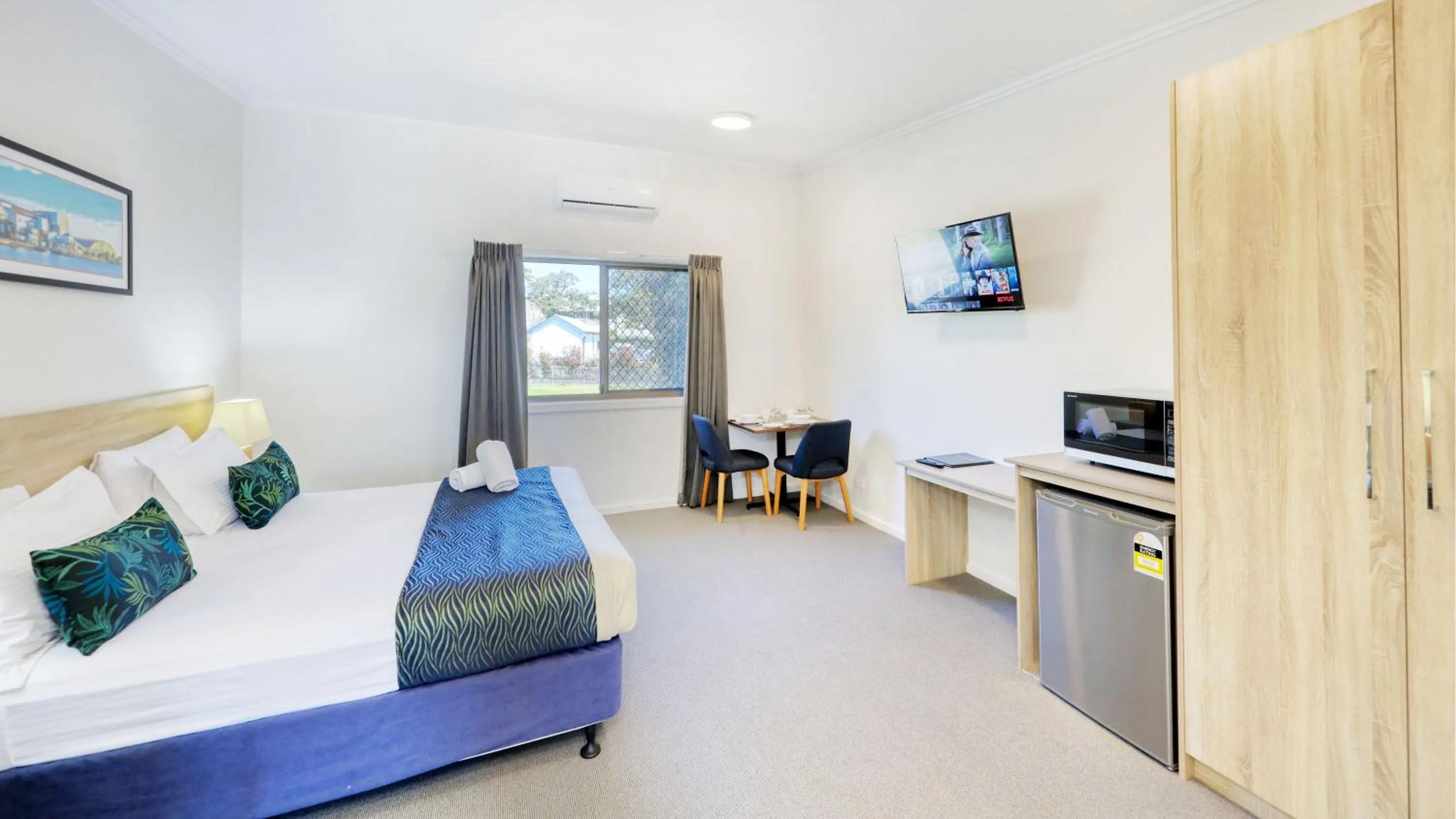 microwave, Bed in Club Maclean Motel