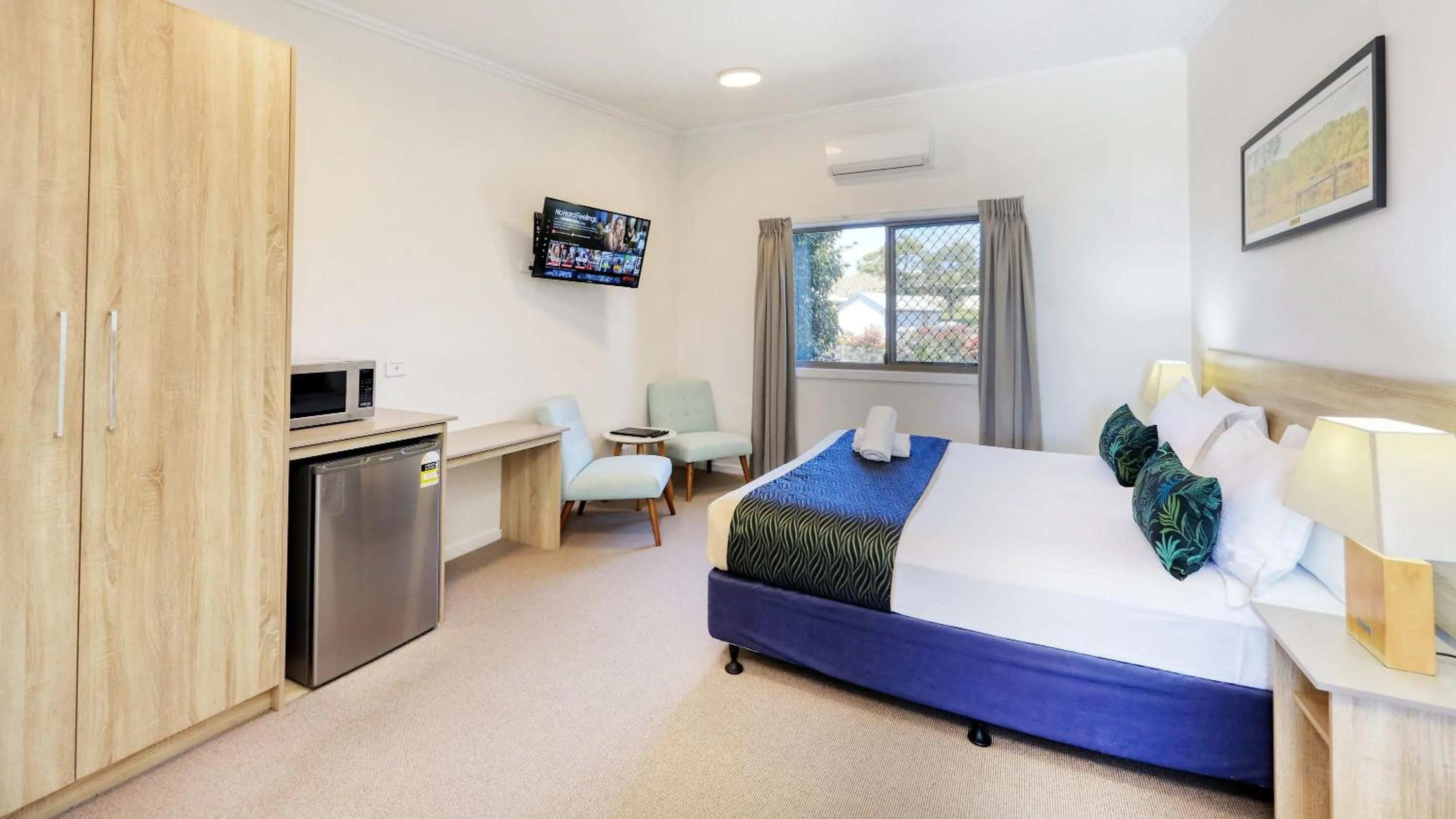 microwave, Bed in Club Maclean Motel
