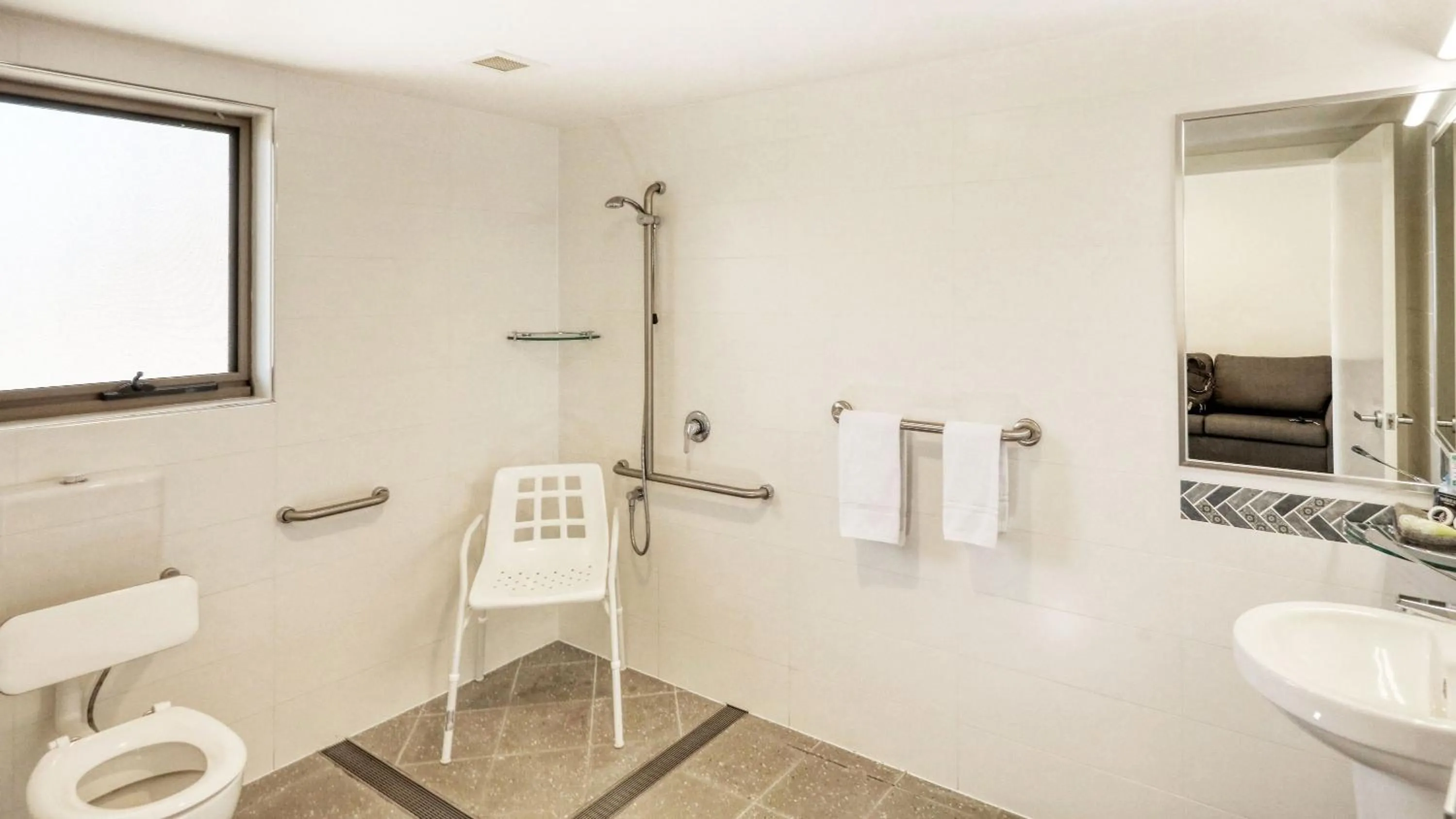 Bathroom in Club Maclean Motel