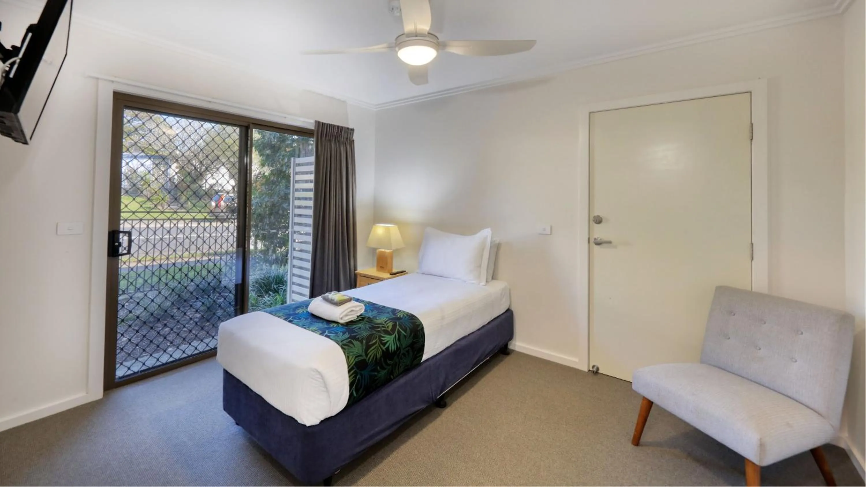 Bed in Club Maclean Motel