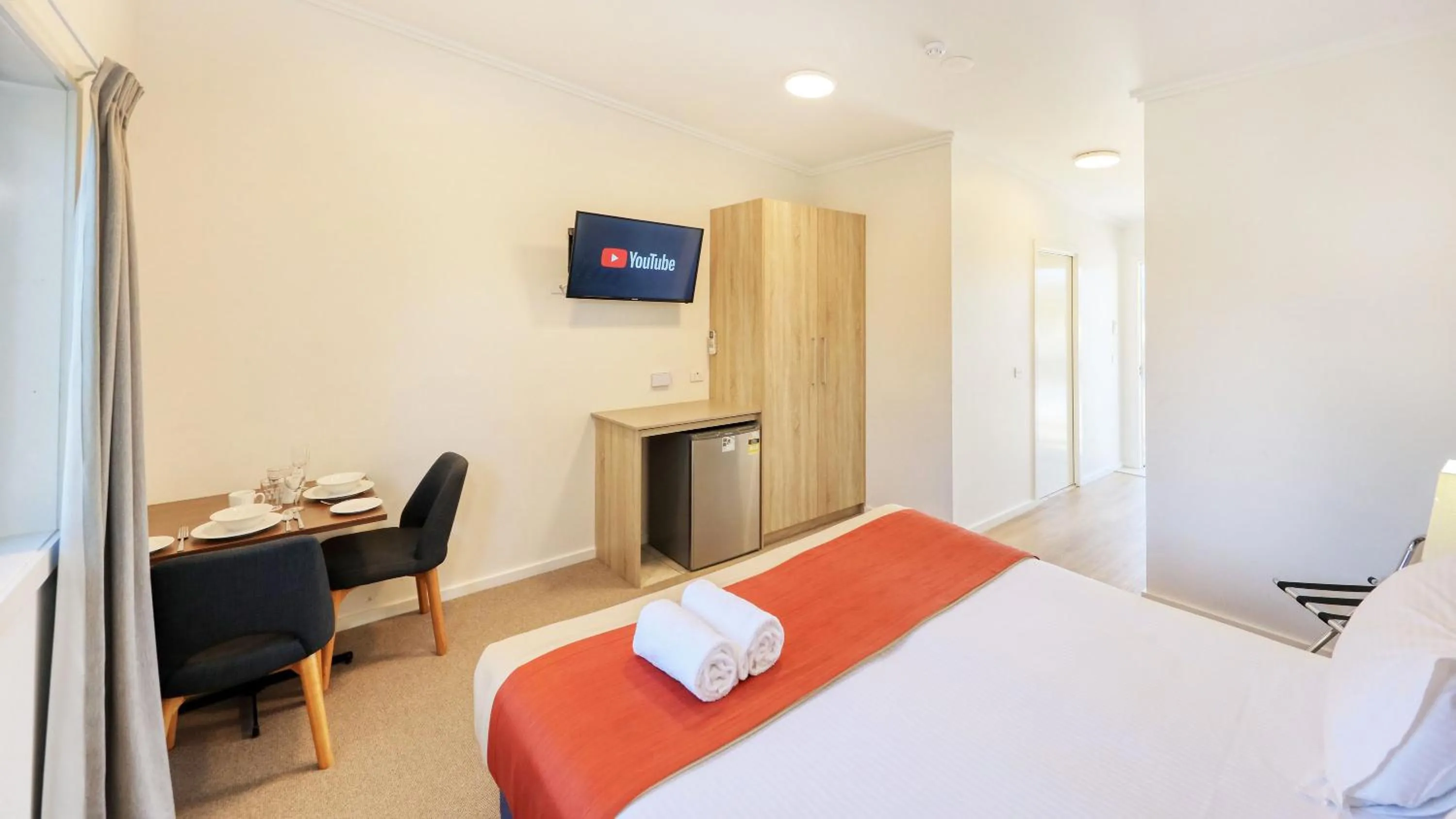 TV and multimedia, Bed in Club Maclean Motel