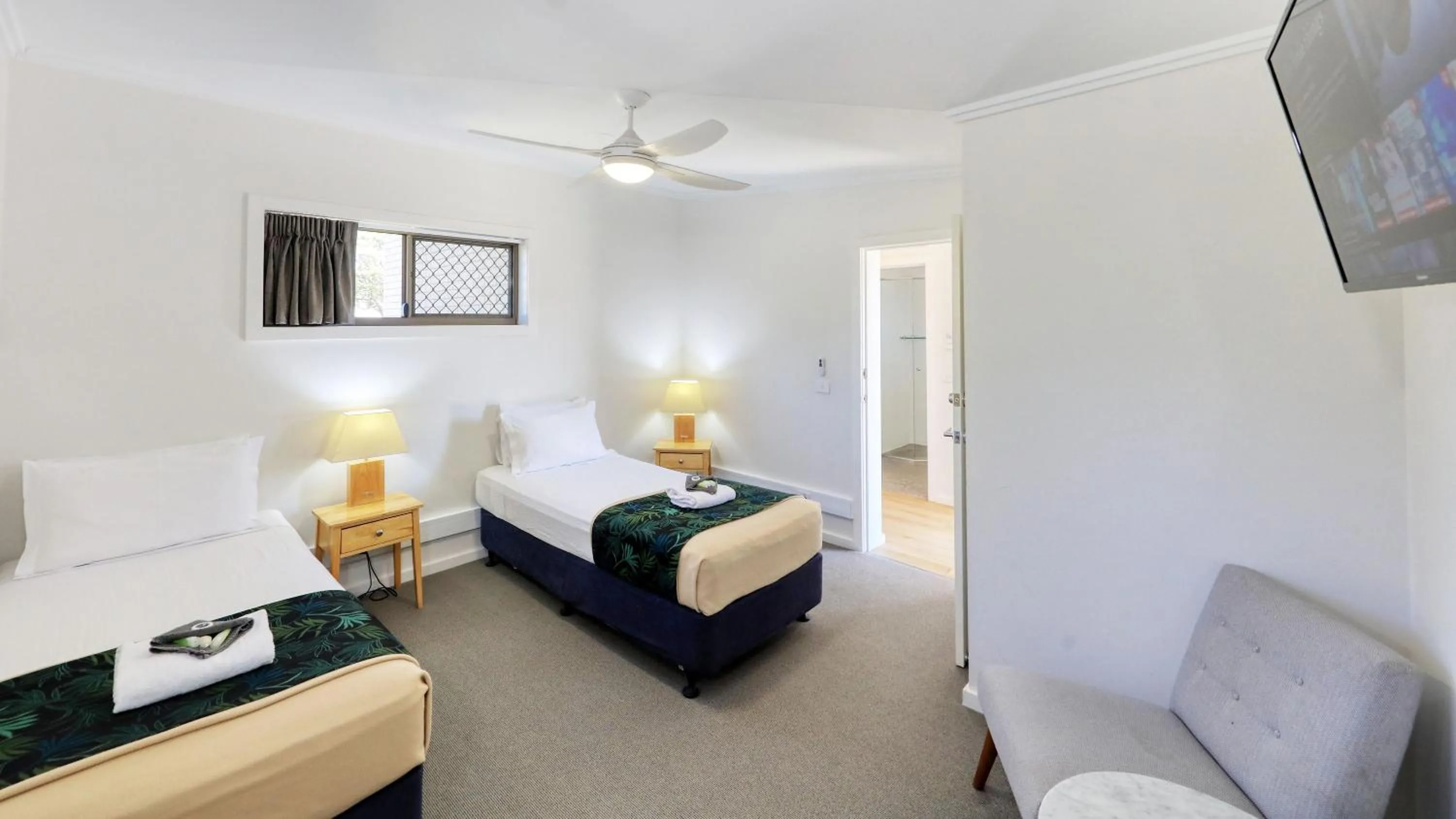 TV and multimedia, Bed in Club Maclean Motel