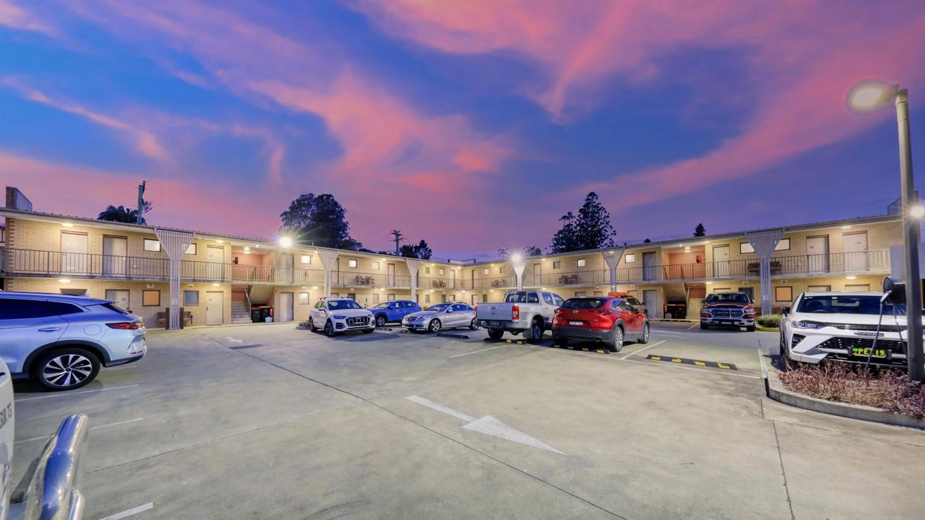 Parking in Club Maclean Motel