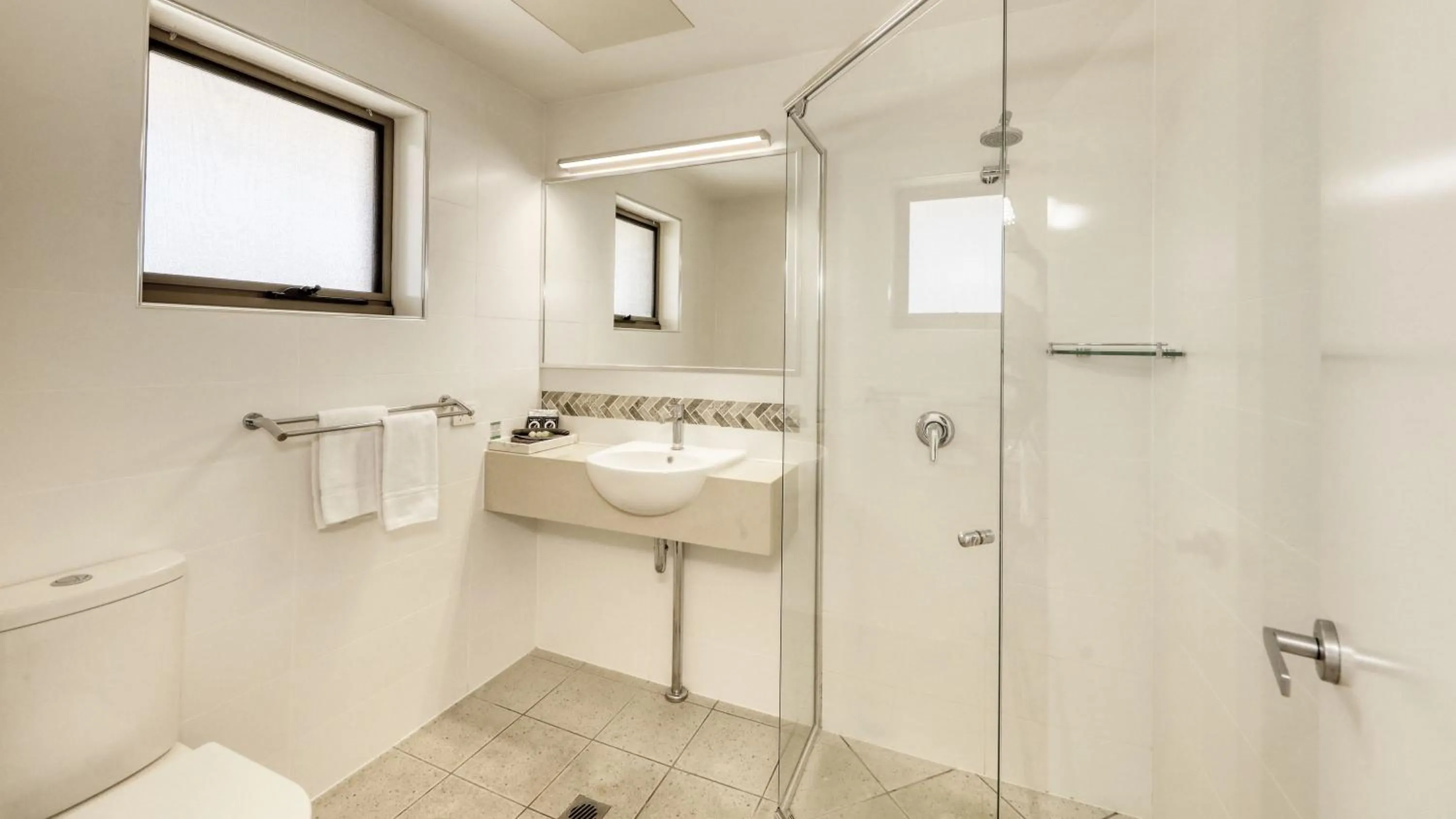 Bathroom in Club Maclean Motel