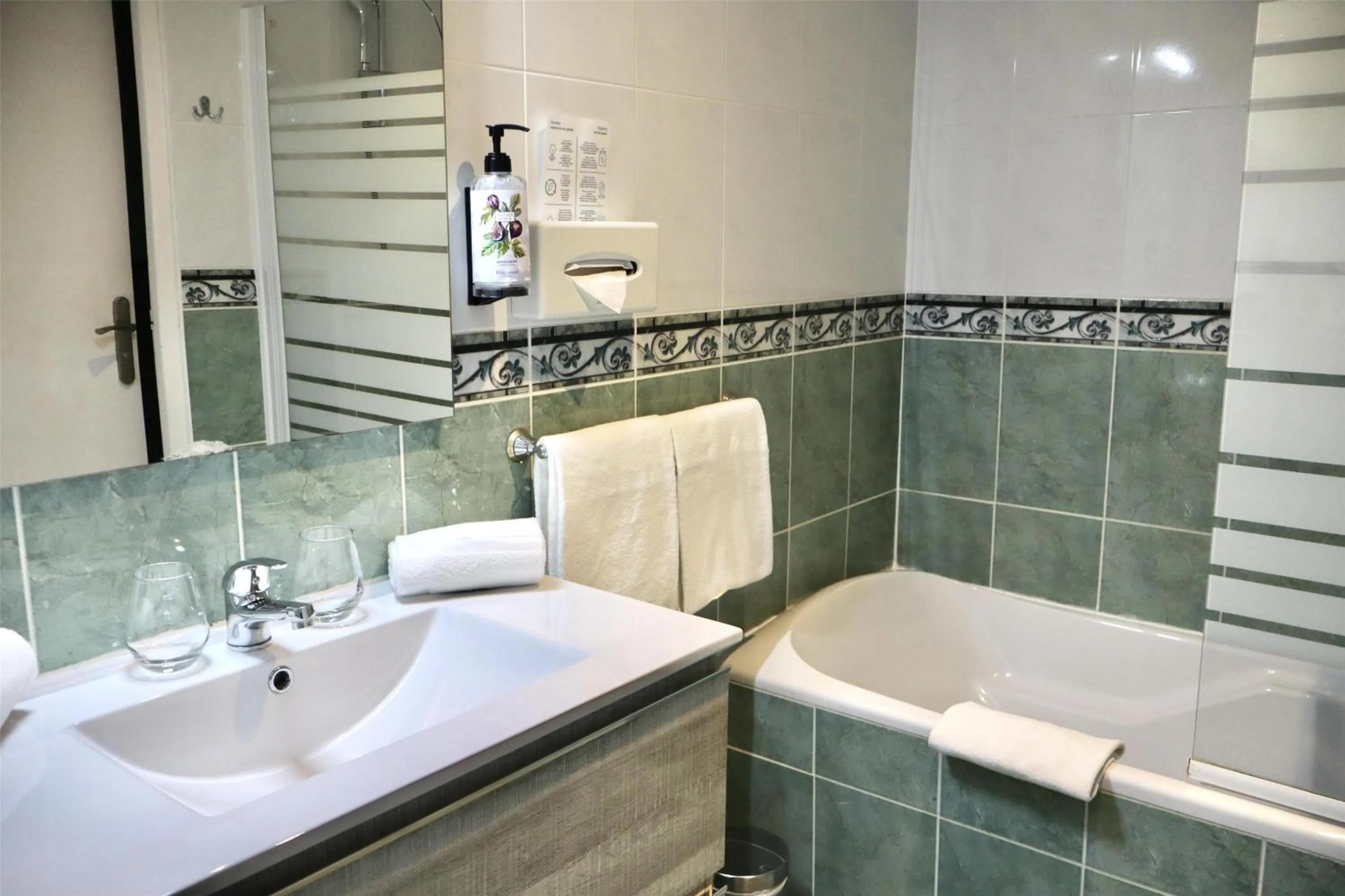 Bathroom in Best Western Hotel Ile de France