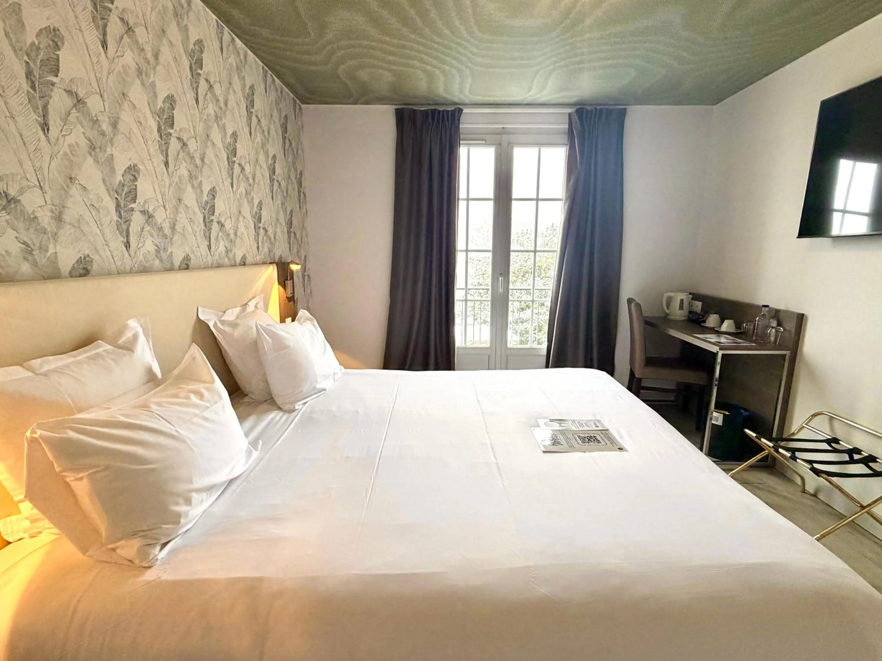 Bed in Best Western Hotel Restaurant Ile de France