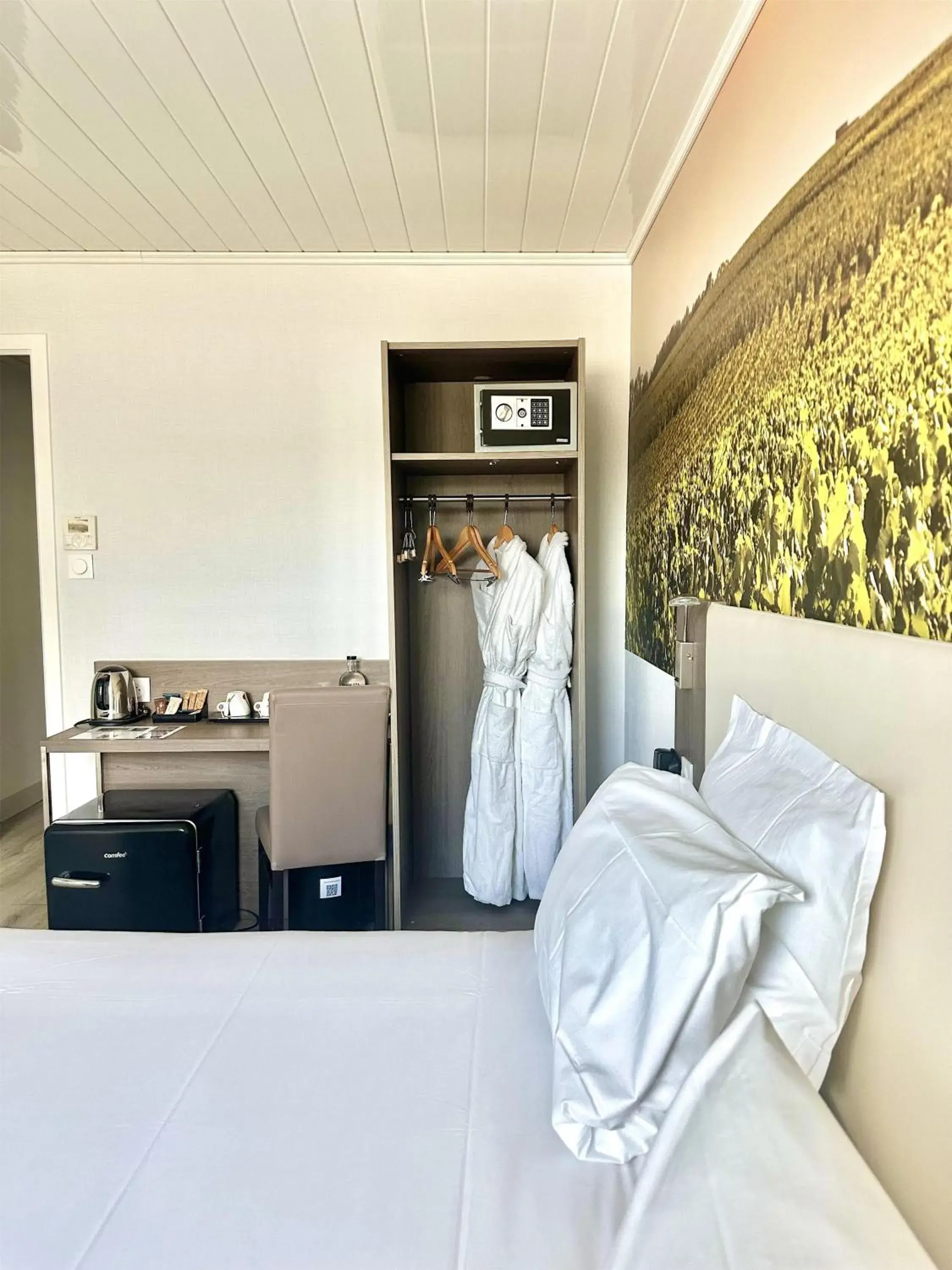 Queen Room with Balcony and View - Non-Smoking in Best Western Hotel Ile de France Queen Room with Balcony and View - Non-Smoking in Best Western Hotel Ile de France