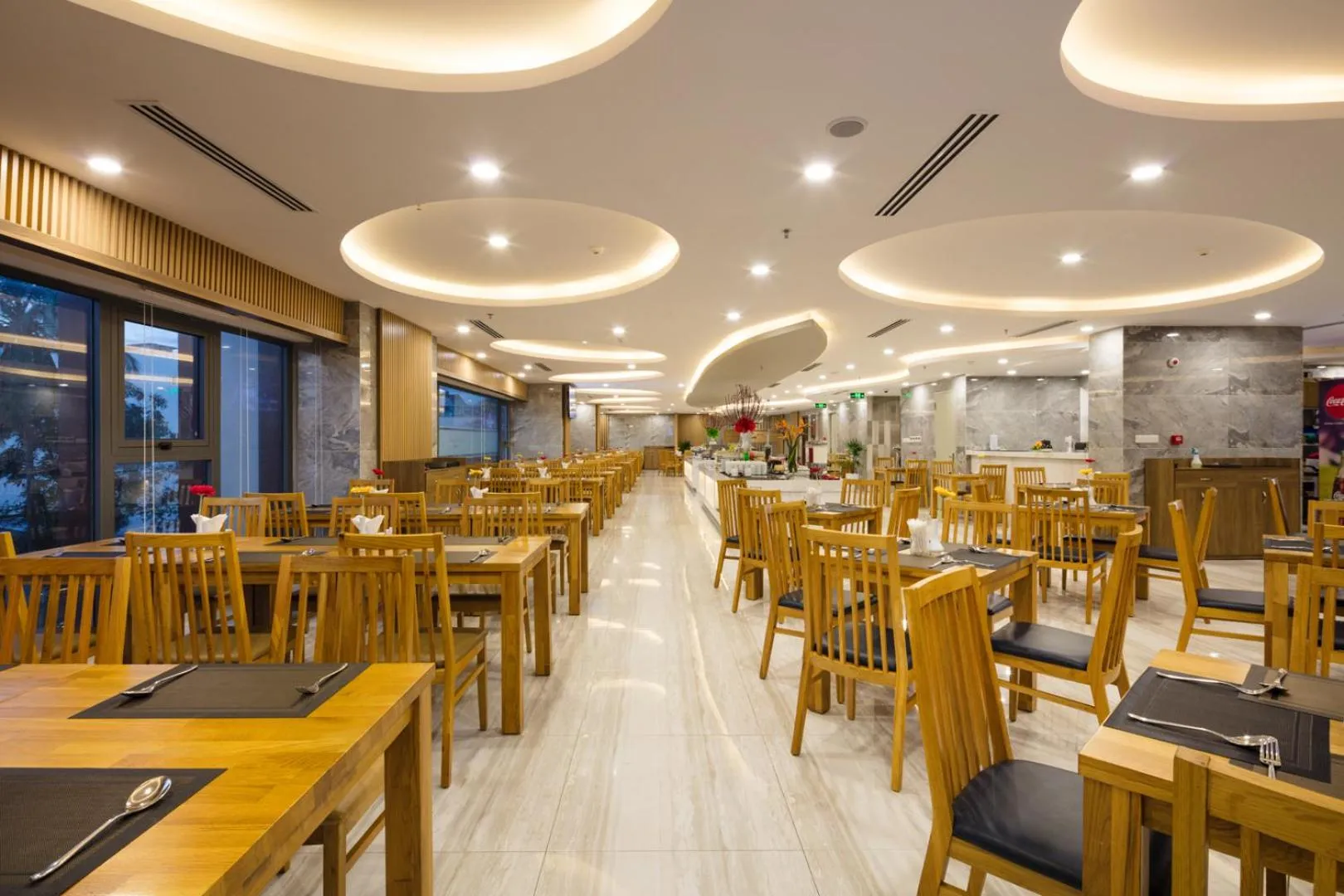 Restaurant/places to eat in Xavia Hotel