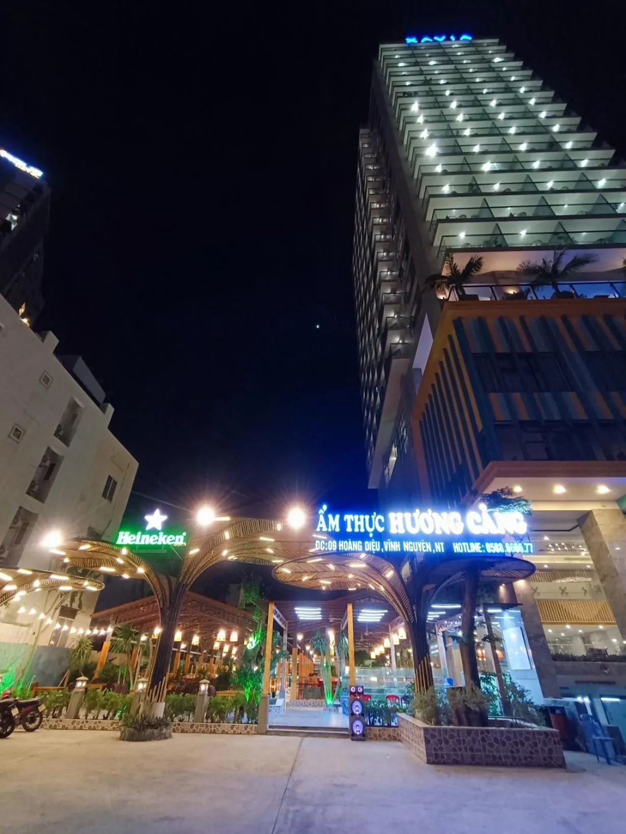 Restaurant/places to eat in Xavia Hotel