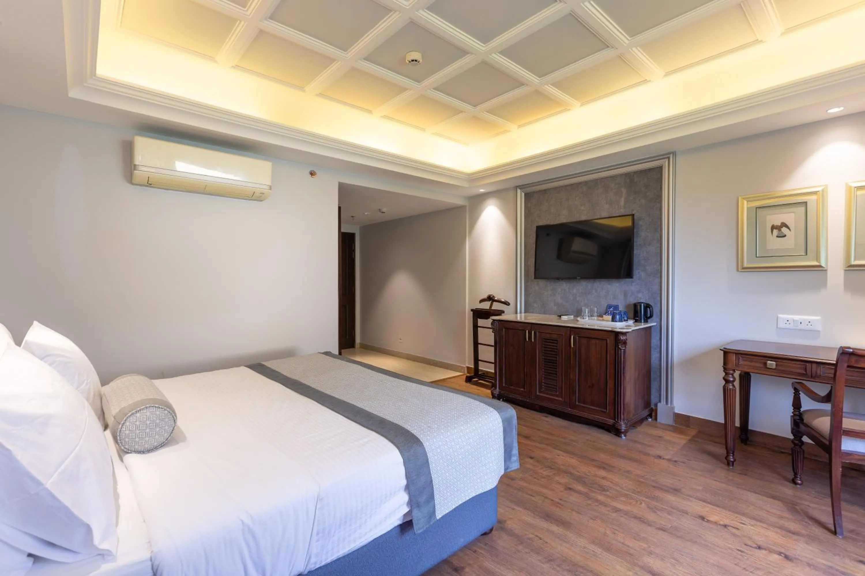 Bedroom, Bed in WelcomHeritage Kasmanda Palace