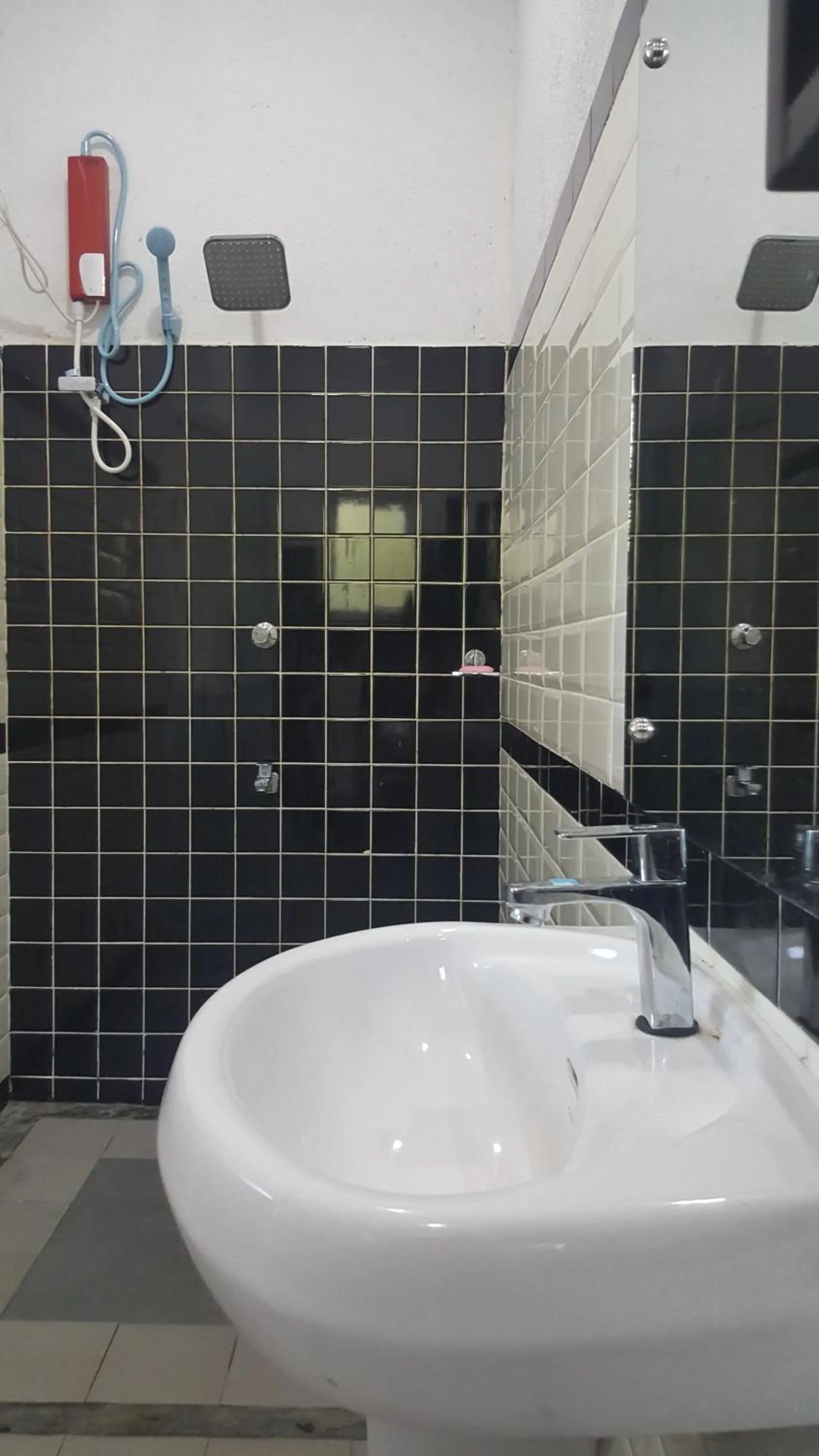 Bathroom in Ocean Caves, Balapitiya