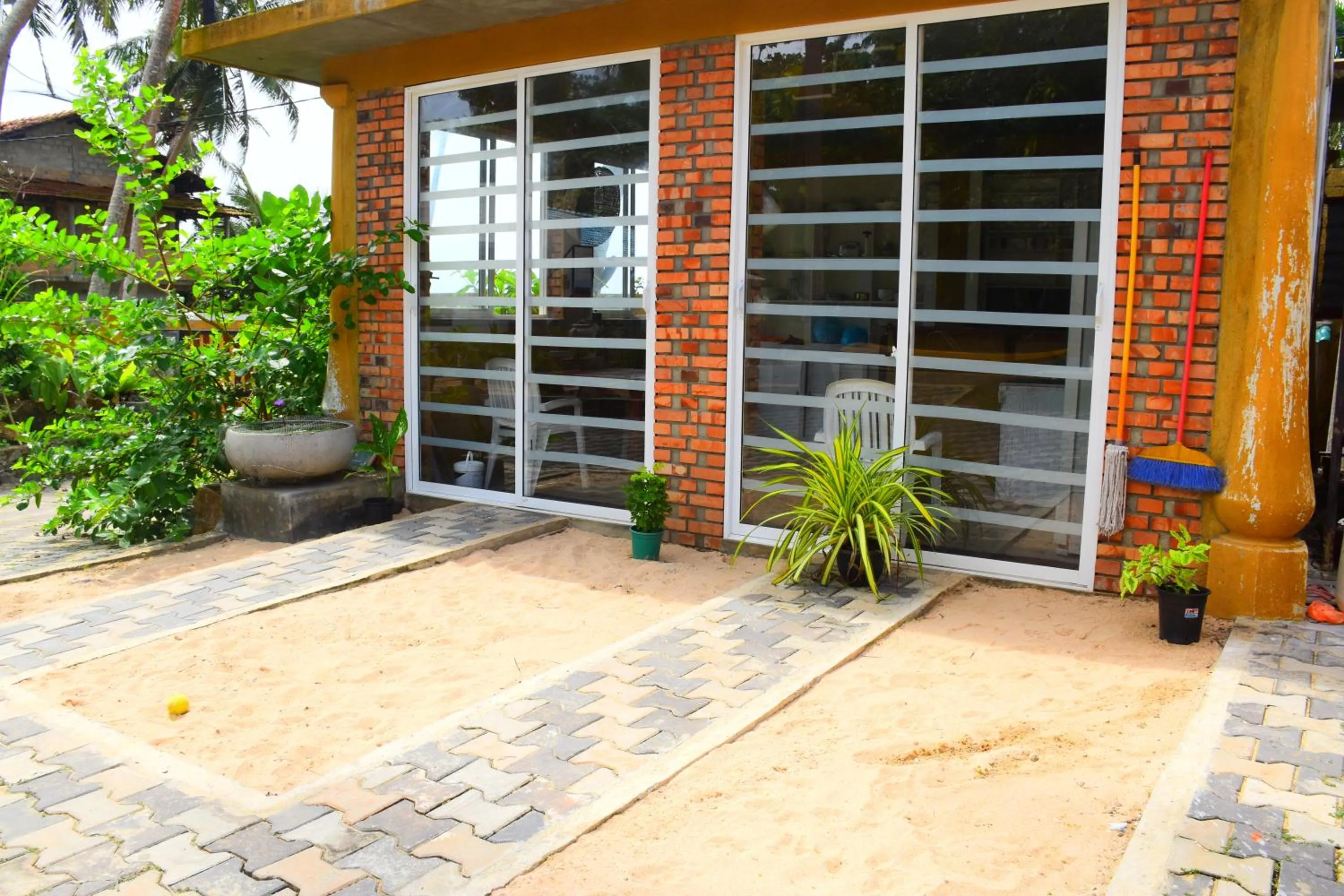 Communal kitchen in Ocean Caves, Balapitiya