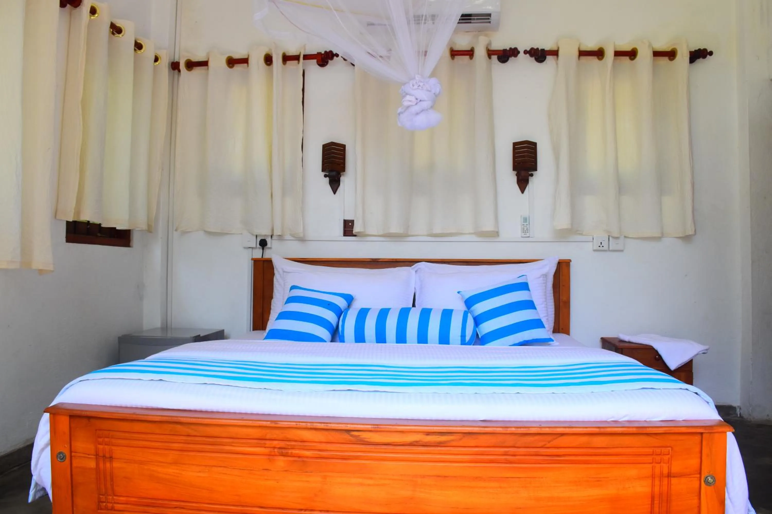 Bedroom, Bed in Ocean Caves, Balapitiya