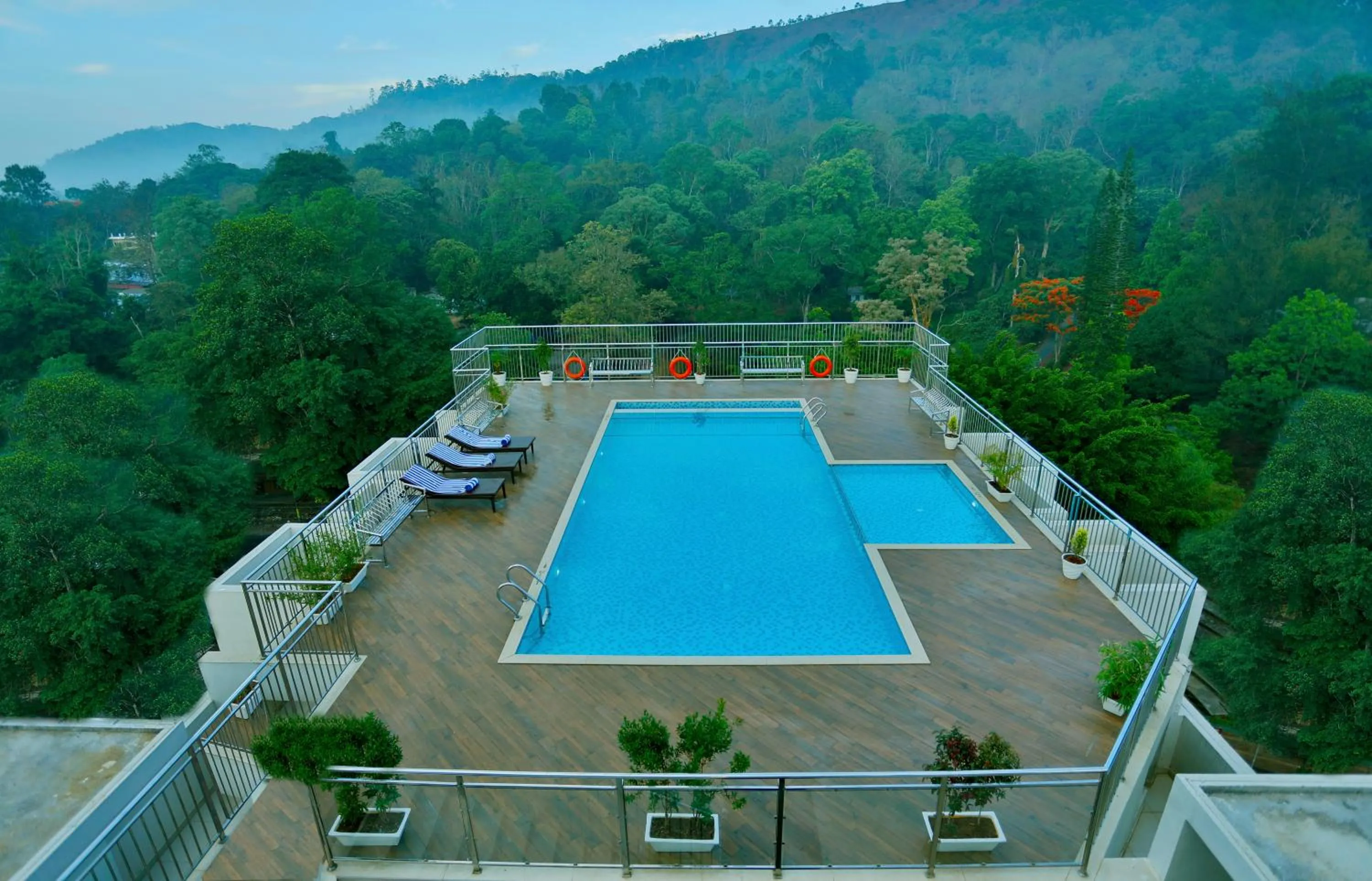 Swimming pool in Sterling Thekkady