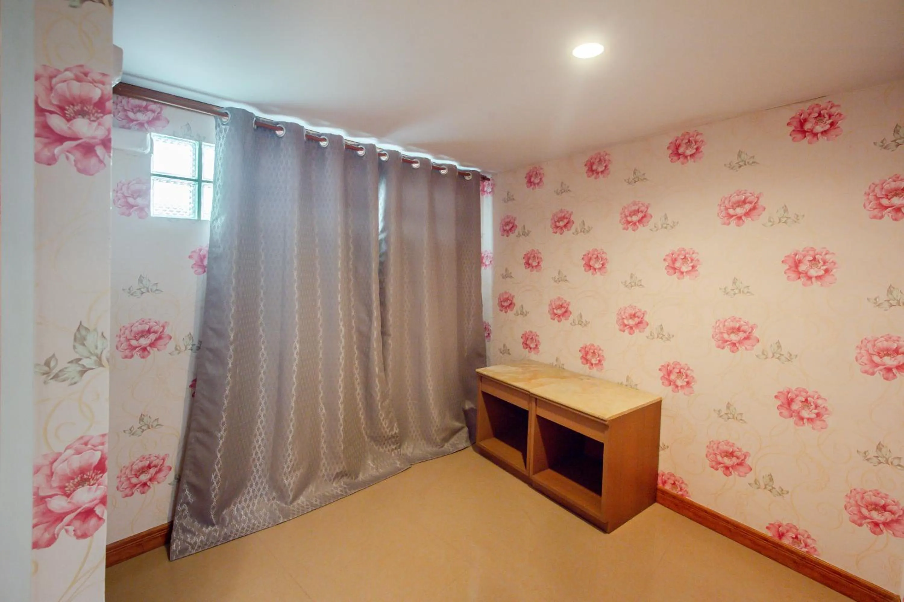 Photo of the whole room in Golden Dragon Kanchanaburi