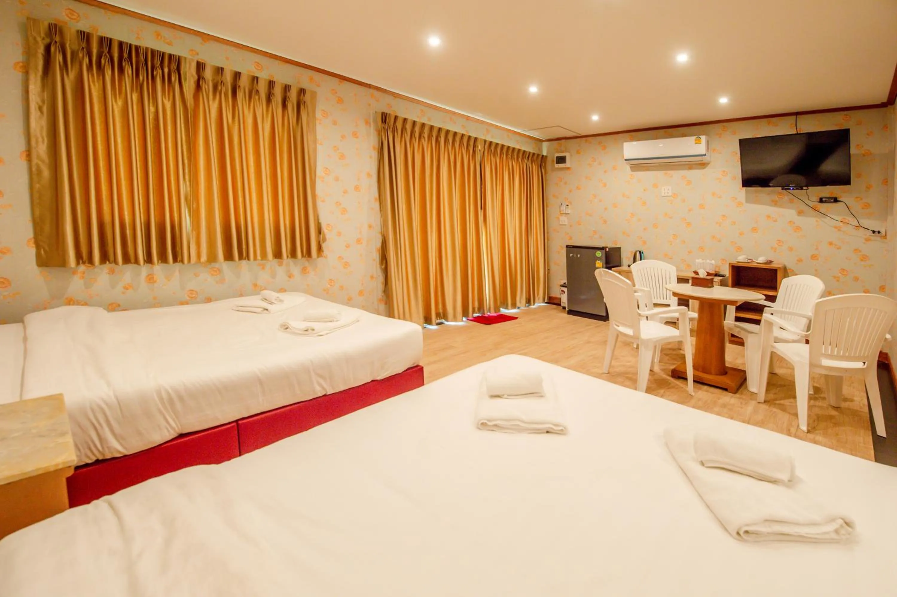 Photo of the whole room, Bed in Golden Dragon Kanchanaburi
