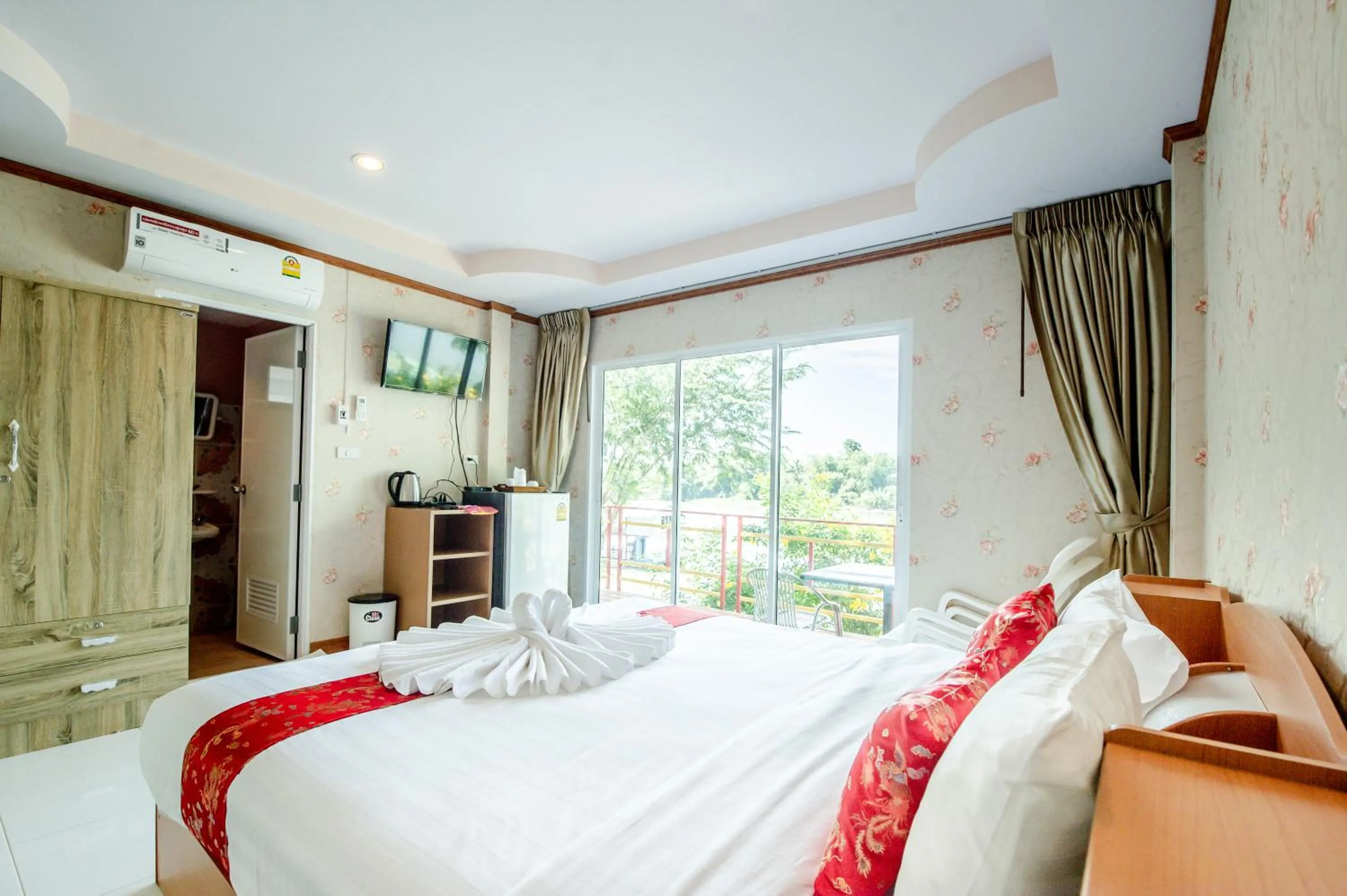 Photo of the whole room, Bed in Golden Dragon Kanchanaburi