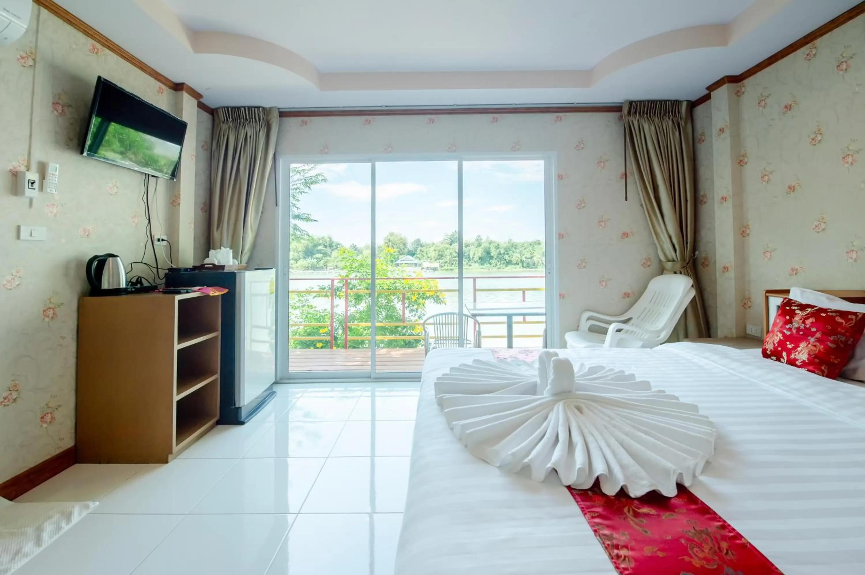 Photo of the whole room, Bed in Golden Dragon Kanchanaburi