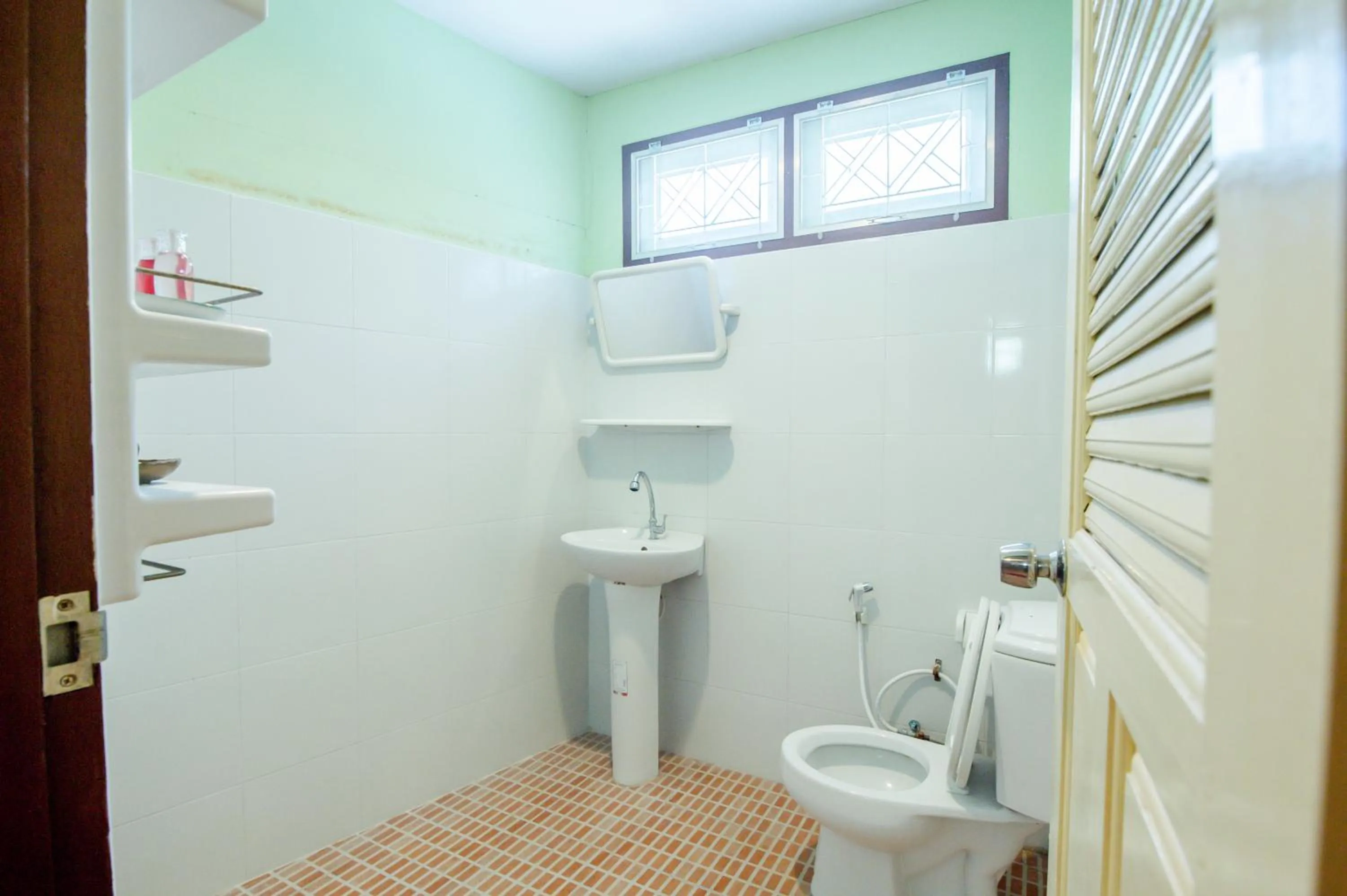 Toilet in Golden Dragon Kanchanaburi