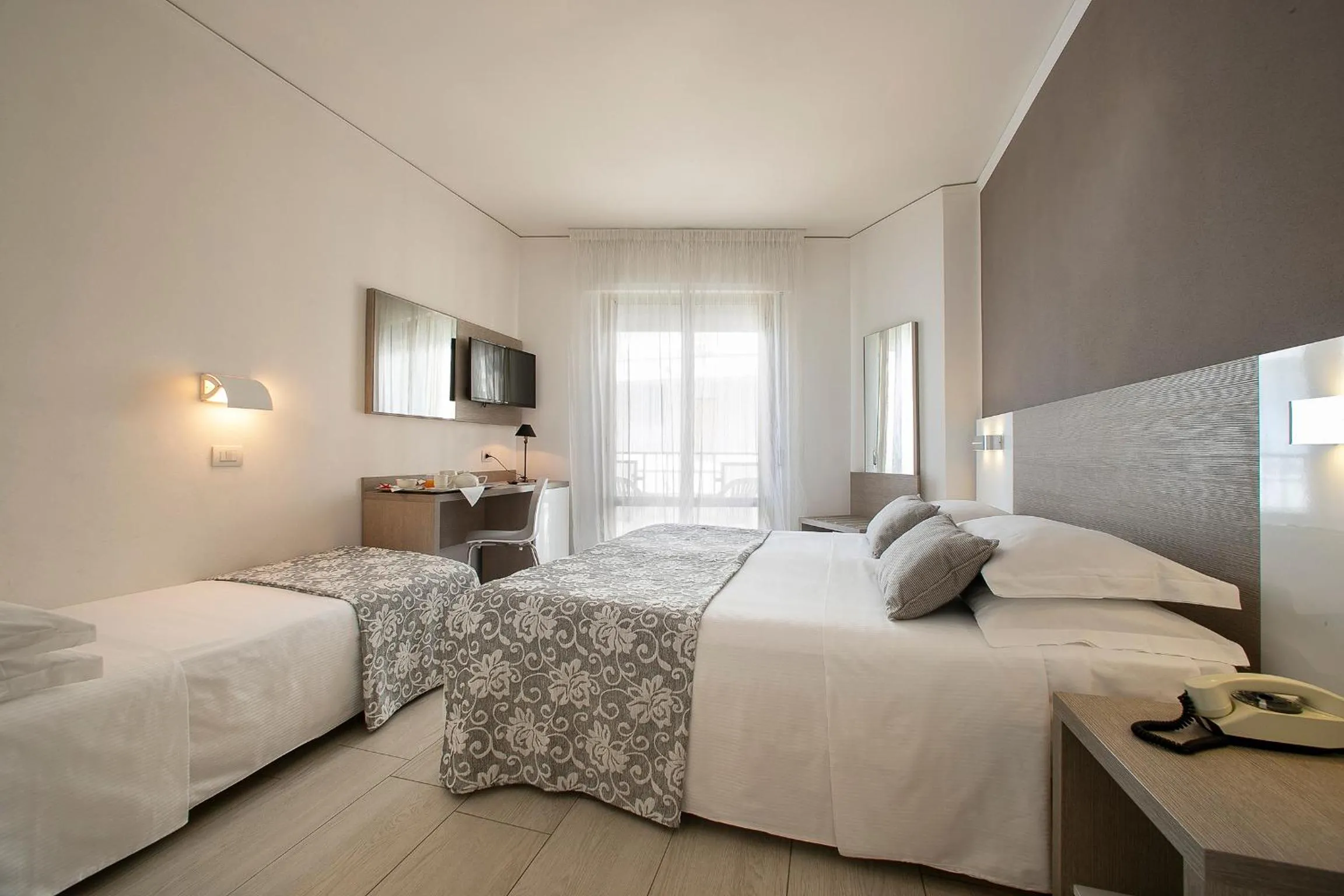 Photo of the whole room, Bed in Hotel Imperial Palace