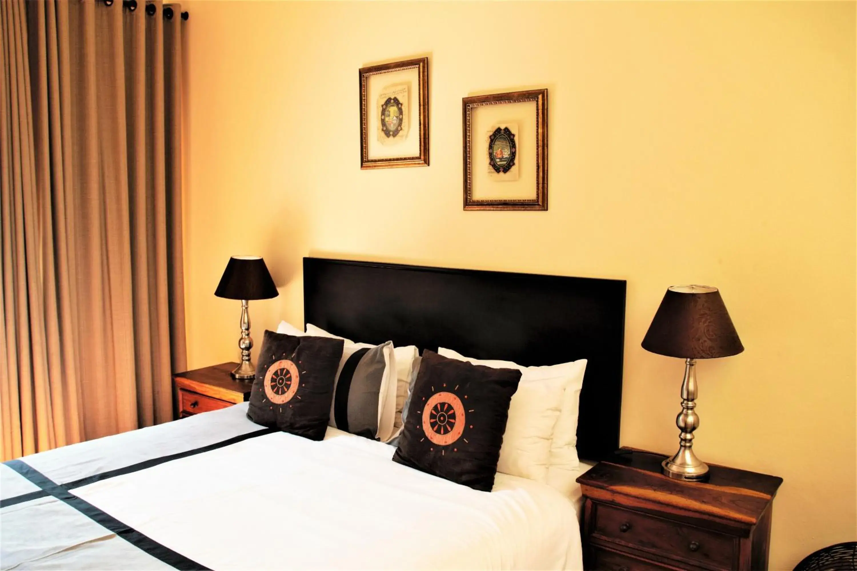 Standard Queen Room - single occupancy in African Roots Guest House Standard Queen Room - single occupancy in African Roots Guest House