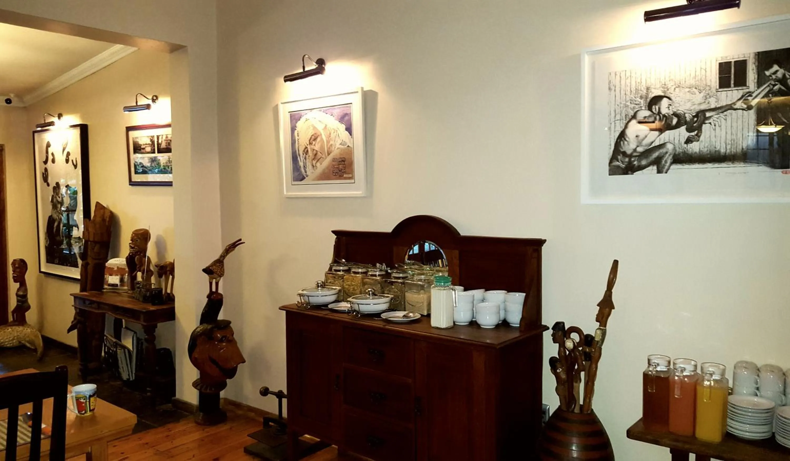 Restaurant/places to eat in African Roots Guest House