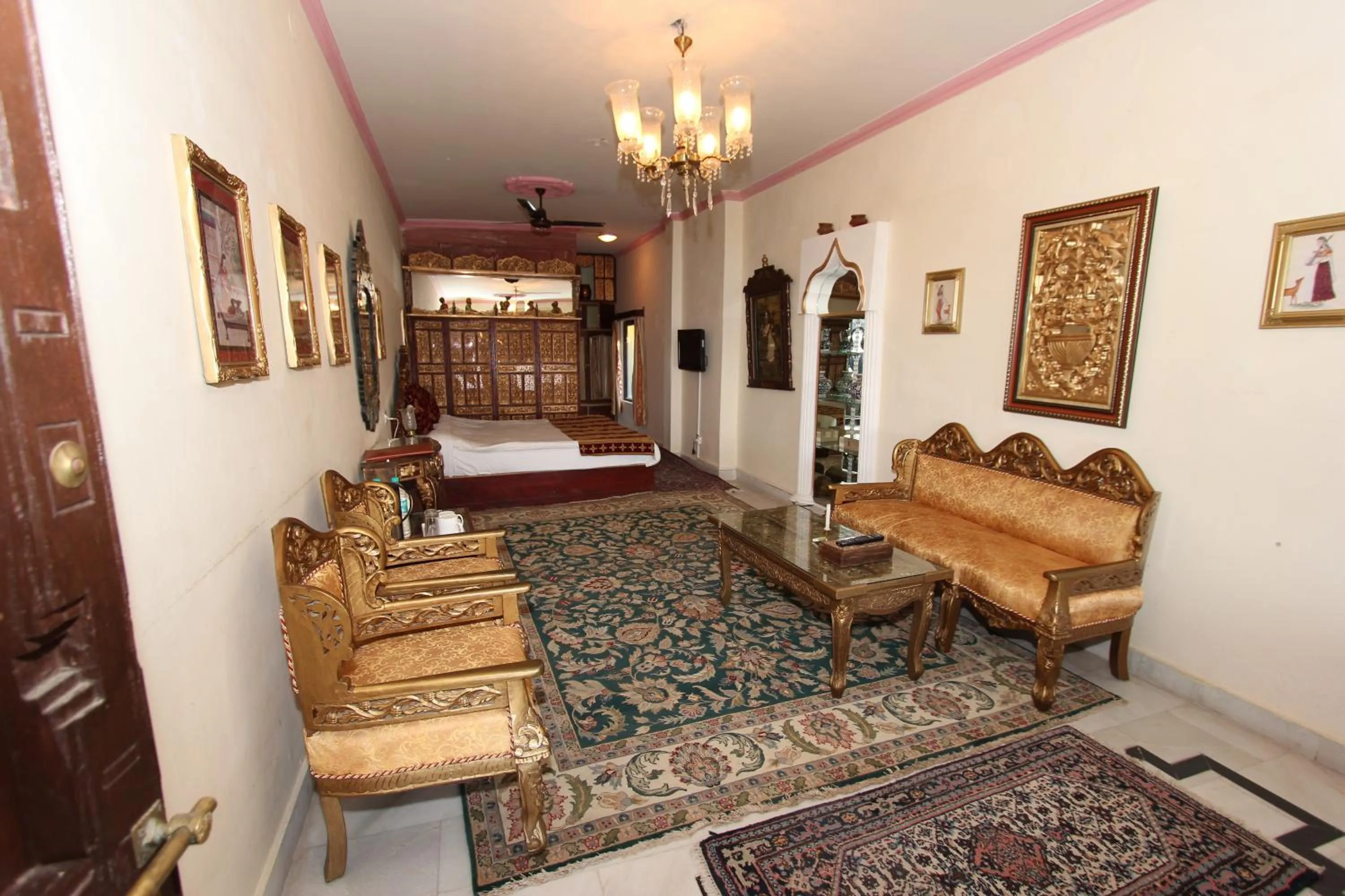 Bed in WelcomHeritage Grace Hotel