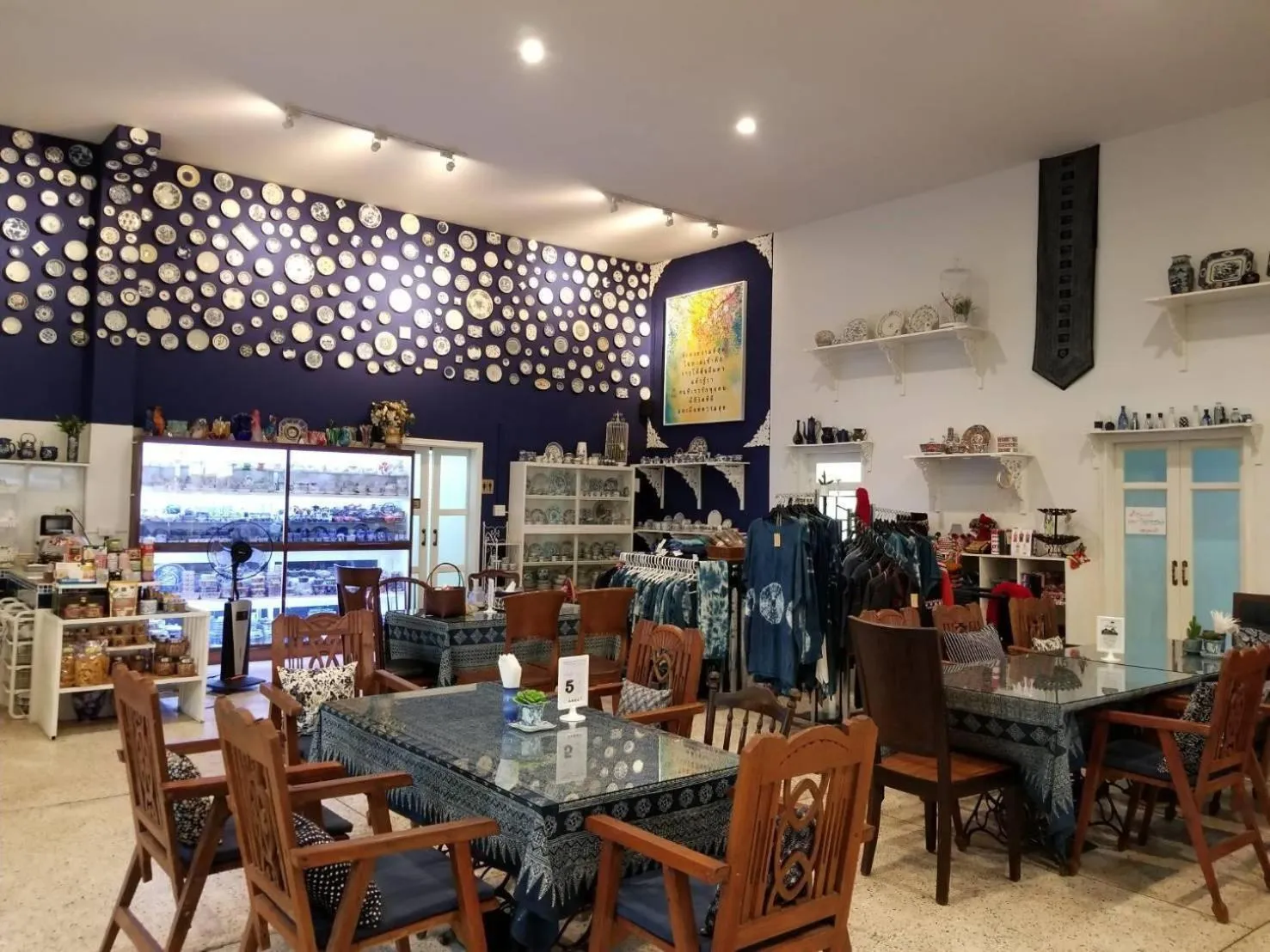 Restaurant/places to eat in PX122 DBEST HOTEL