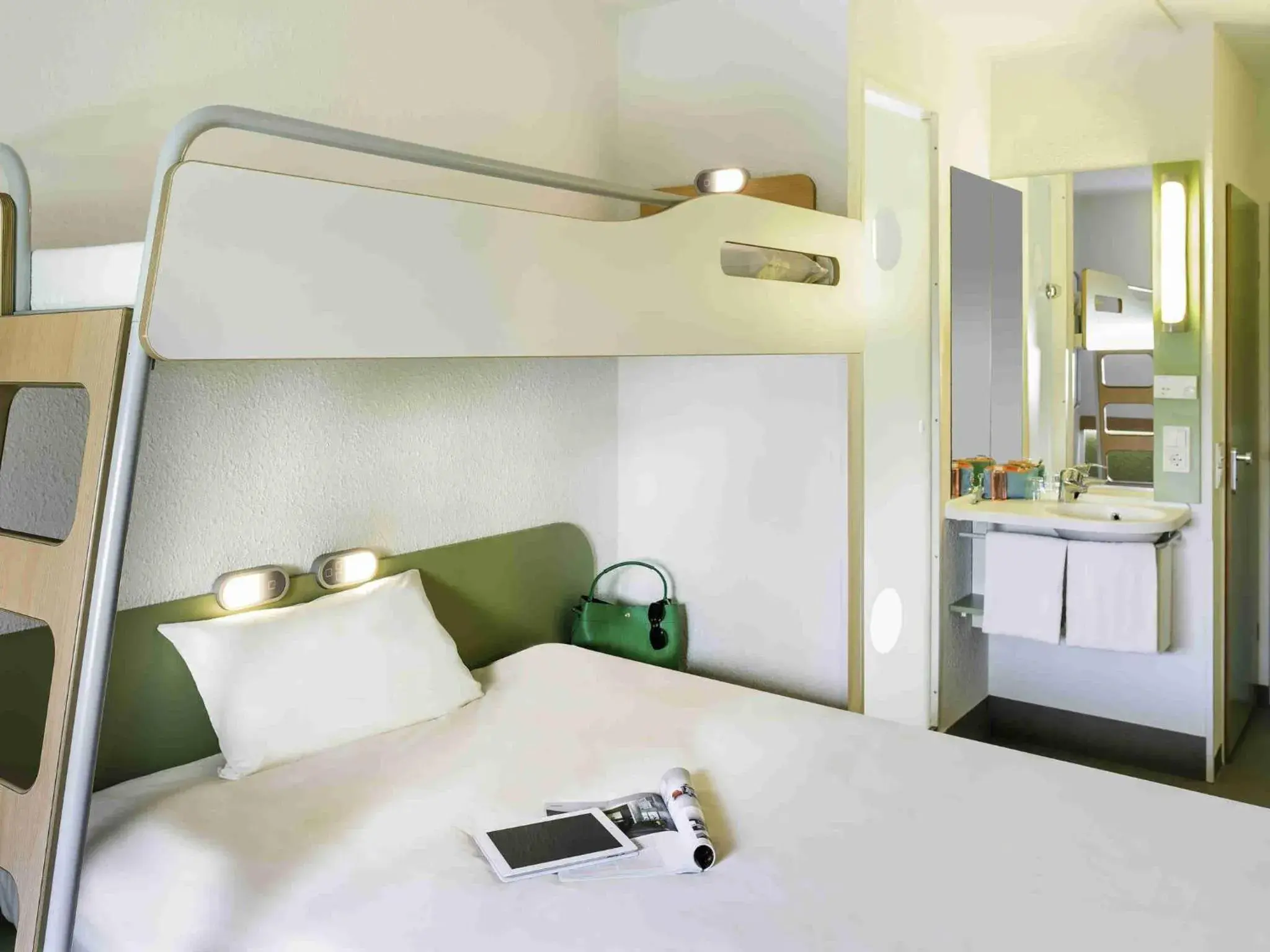 Bedroom, Bed in ibis budget Lyon Est Chaponnay Bedroom, Bed in ibis budget Lyon Est Chaponnay