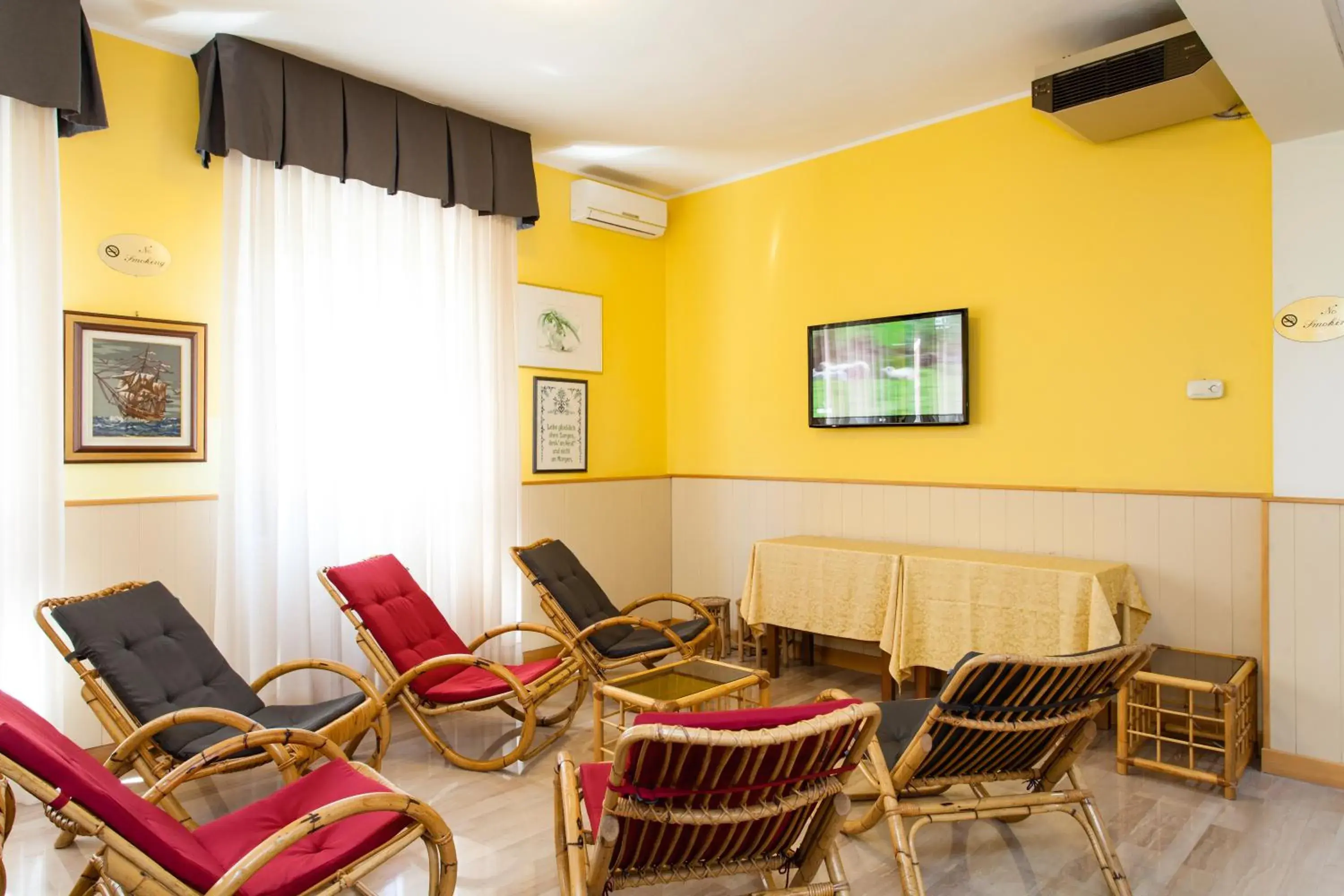 Communal lounge/ TV room in Hotel Al Mare
