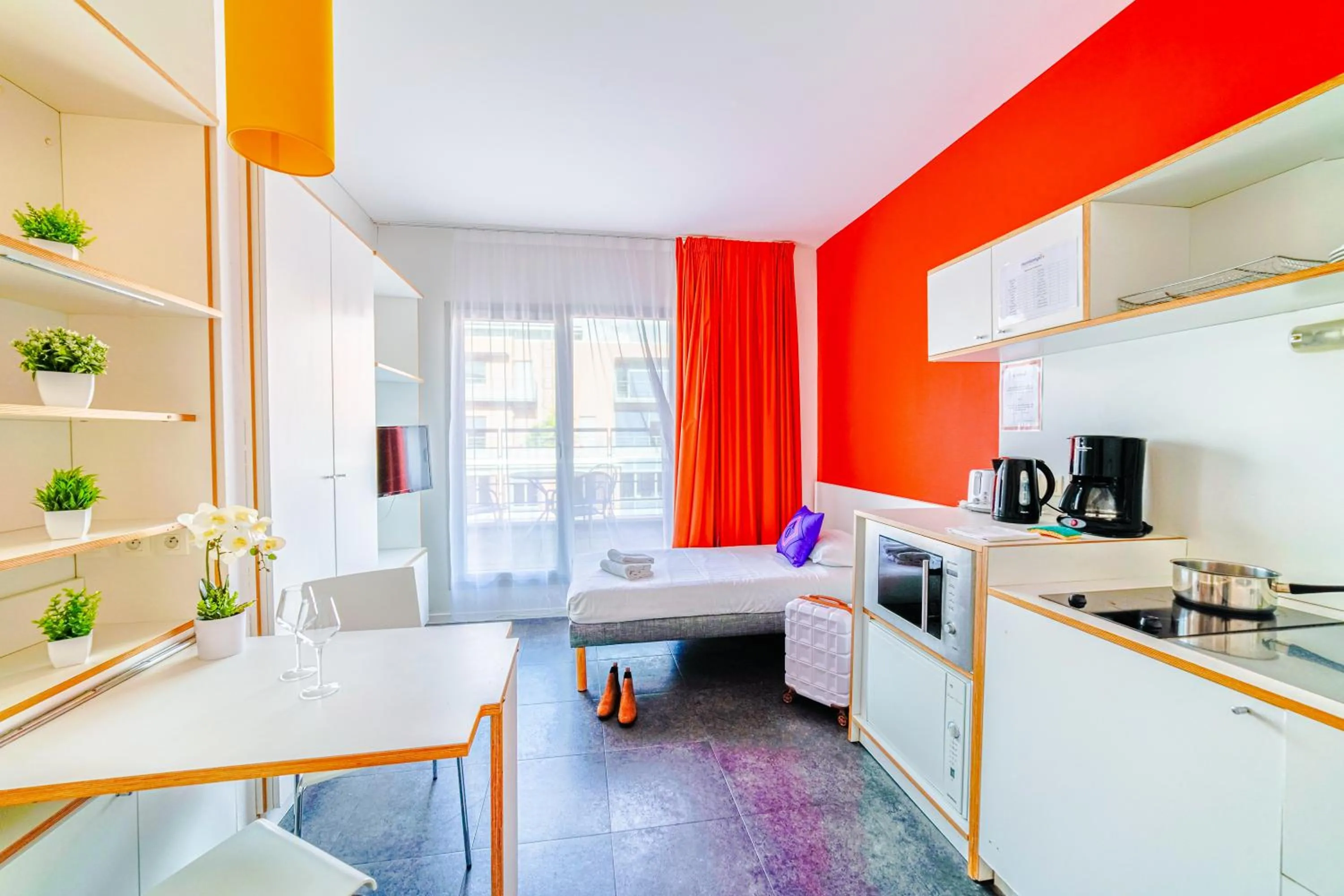 Kitchen or kitchenette, Bed in Residence Montempo Appart'Hôtel Lyon Cite Internationale