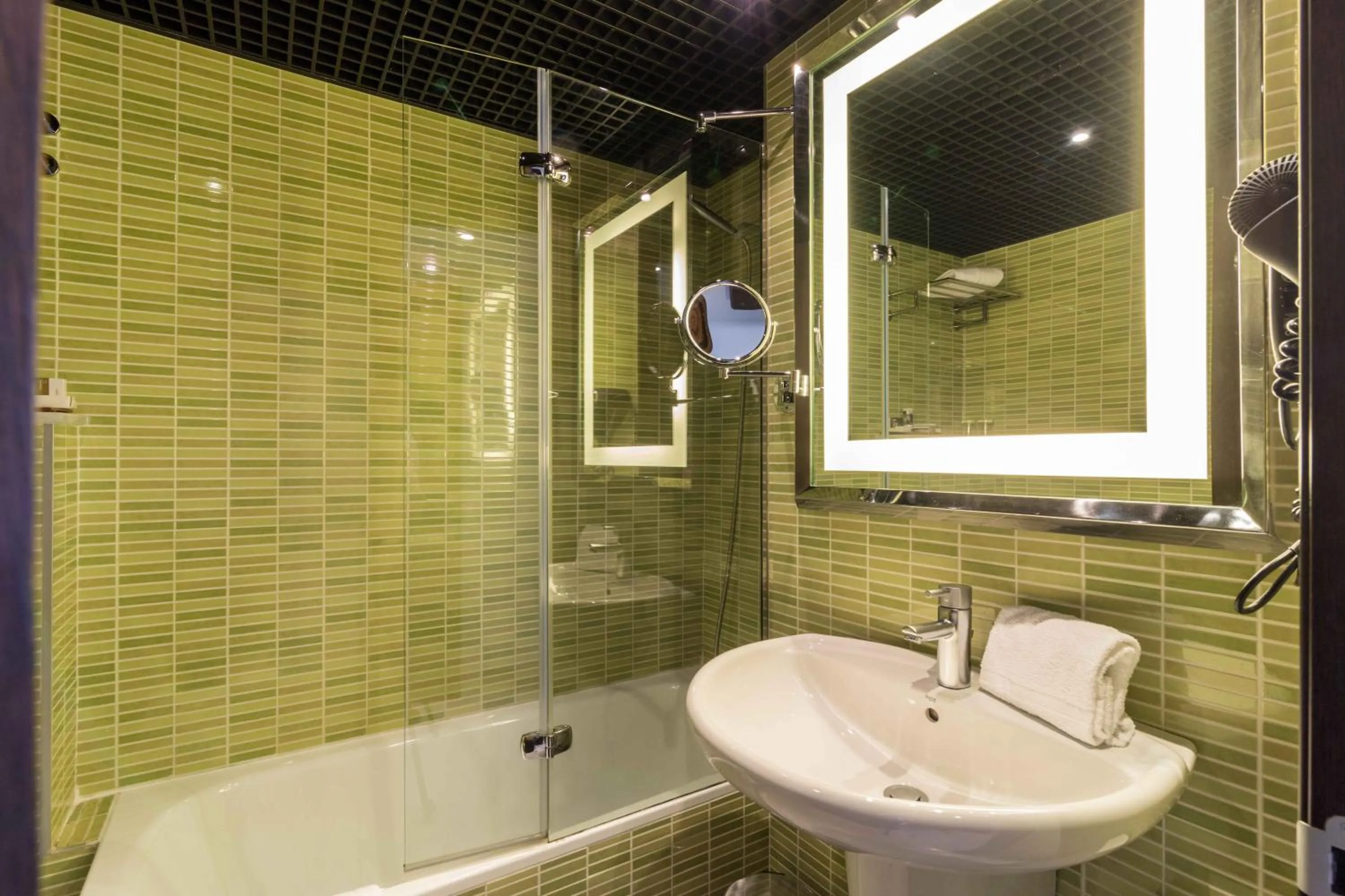 Bathroom in Mercure Algeciras